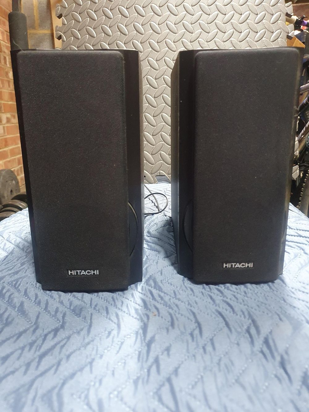 Lot 222: A Pair of Hitachi AXM89MP3UK Bookshelf Speakers