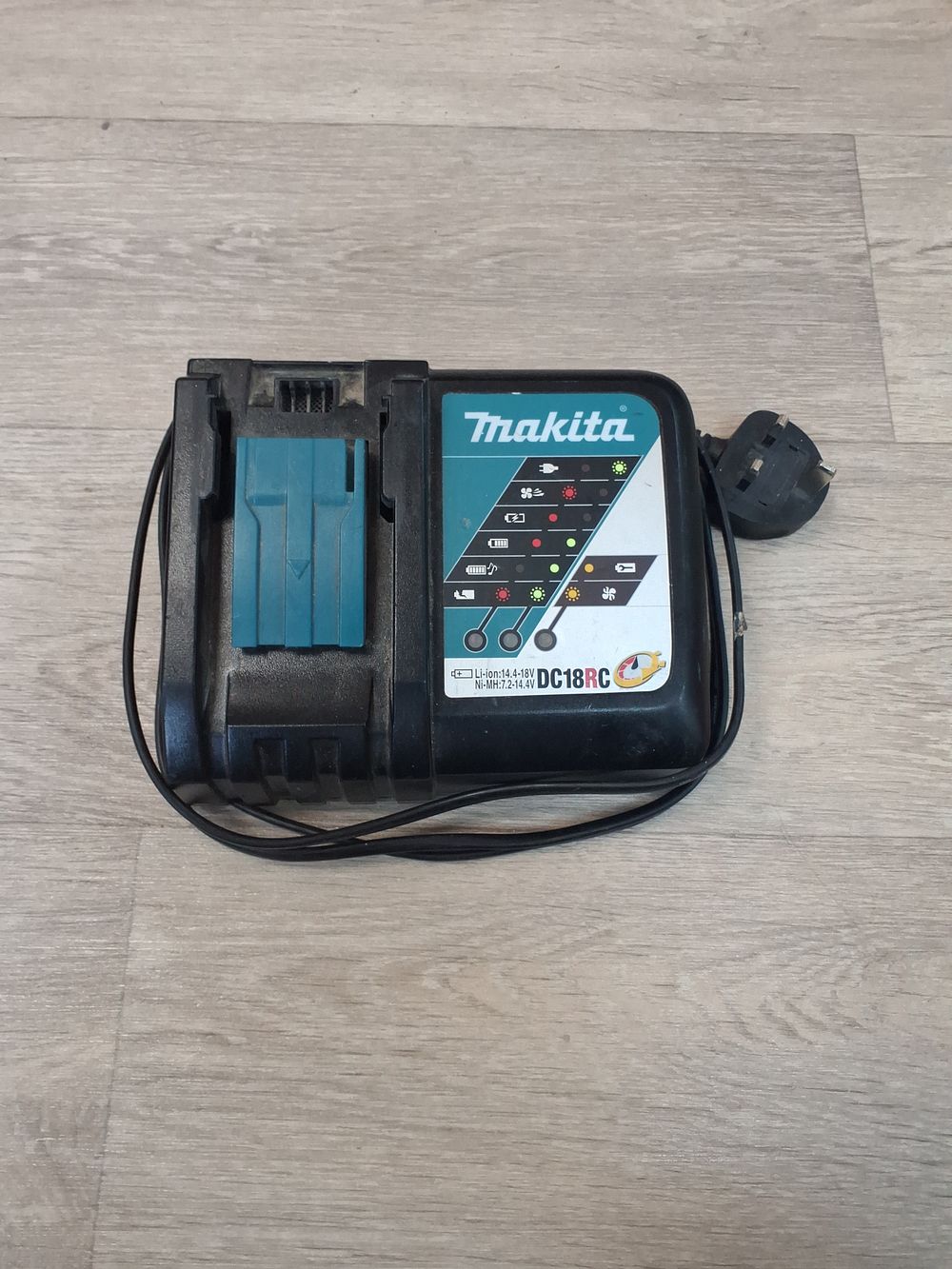 Lot 235: Makita DC18RC Black and Teal Battery Charger - Tested