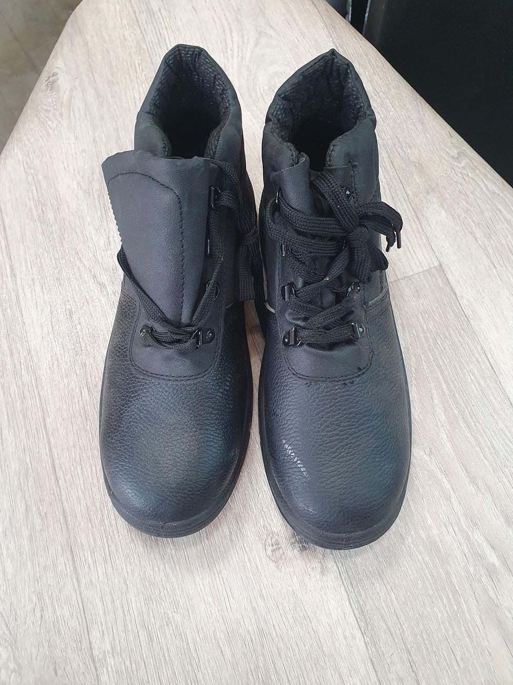 Lot 260: Style SBU02 Black Leather Industrial Safety Size UK 8 Chukka Boots - As New Condition