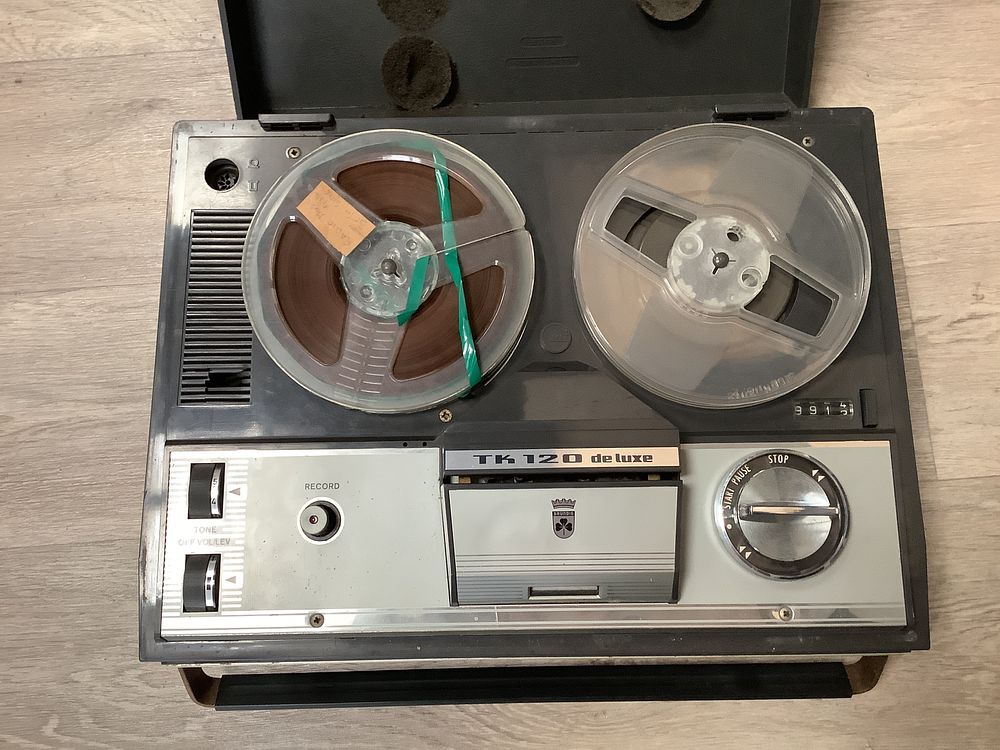Lot 311: Grundig TK 120 de luxe Grey and Silver Portable Reel to Reel Tape Recorder - Used Condition
