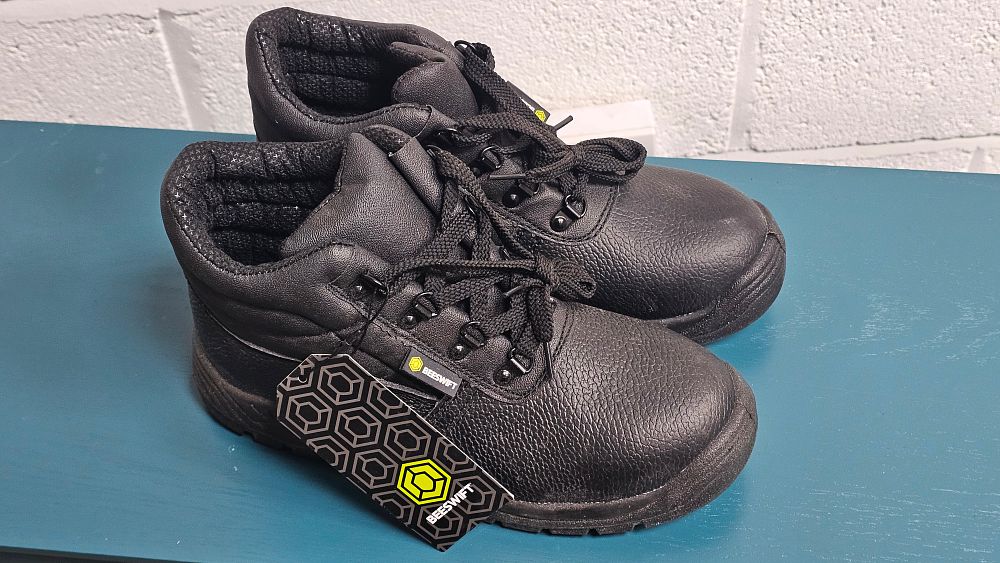 Lot 317: Beeswift Black Pebbled Leather Chukka Safety Boots UK 6 - New