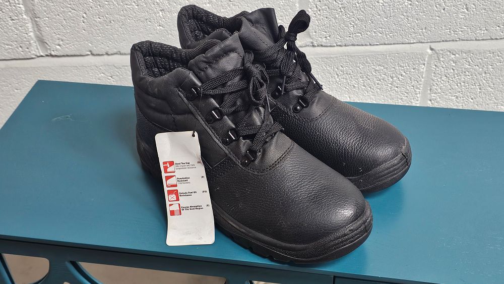 Lot 253: Black Textured Leather Steel Toe Safety Work Boots Size 8 - New