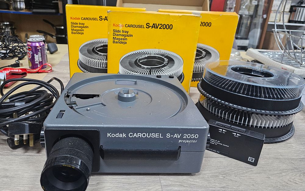 Lot 336: Kodak Carousel S-AV 2050 Grey Plastic and Metal Slide Projector