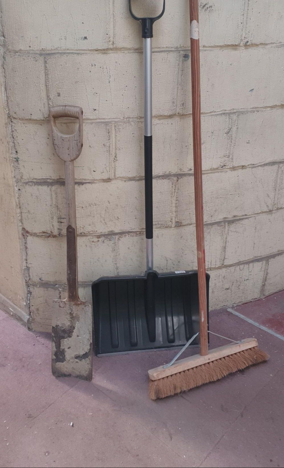 Lot 201: Three Manual Outdoor Garden Maintenance Tools inc Forged Steel Spade
