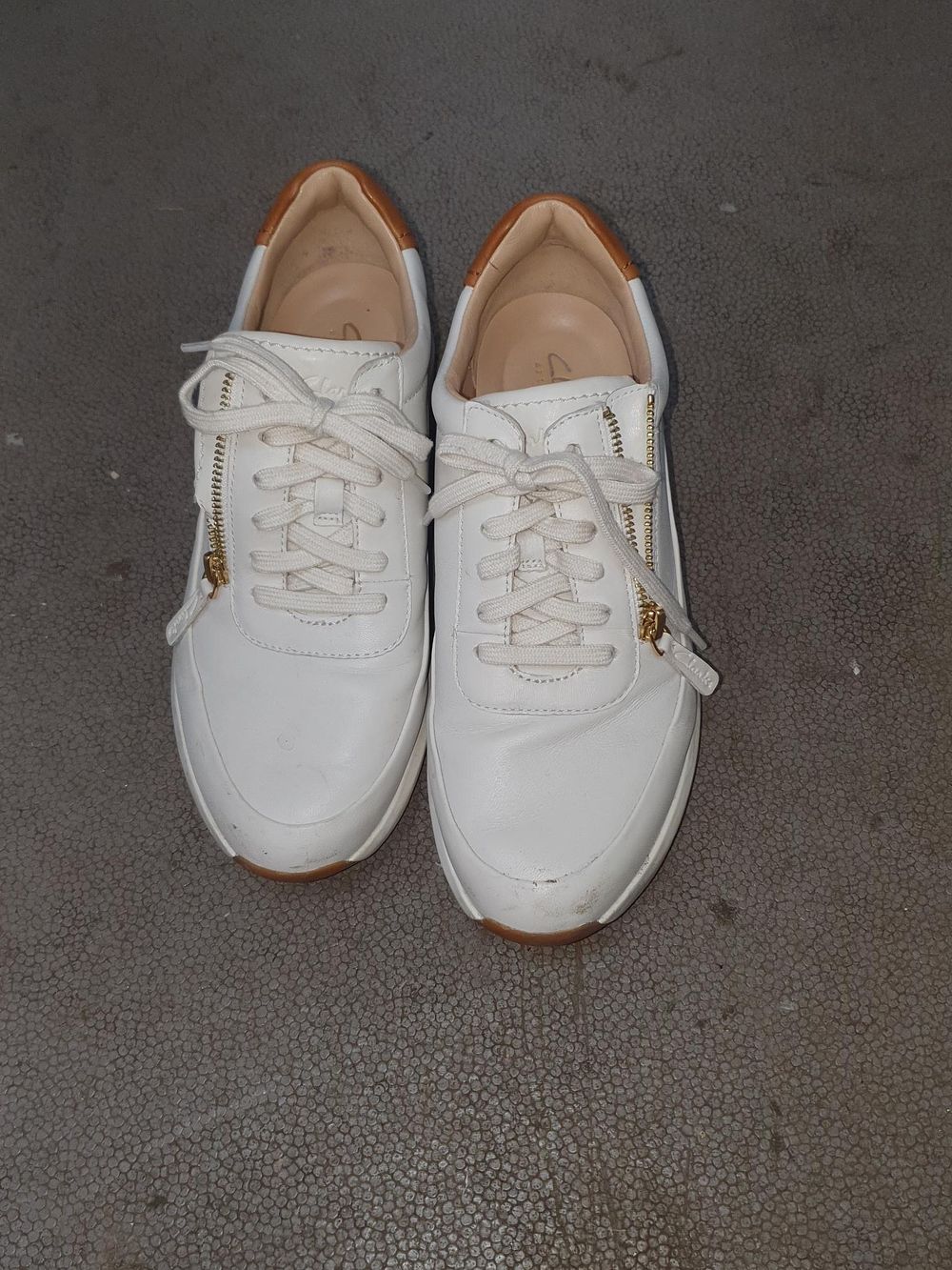 Lot 211: Clarks Artisan Tivoli Zip Off White Leather Sneakers Size UK 8