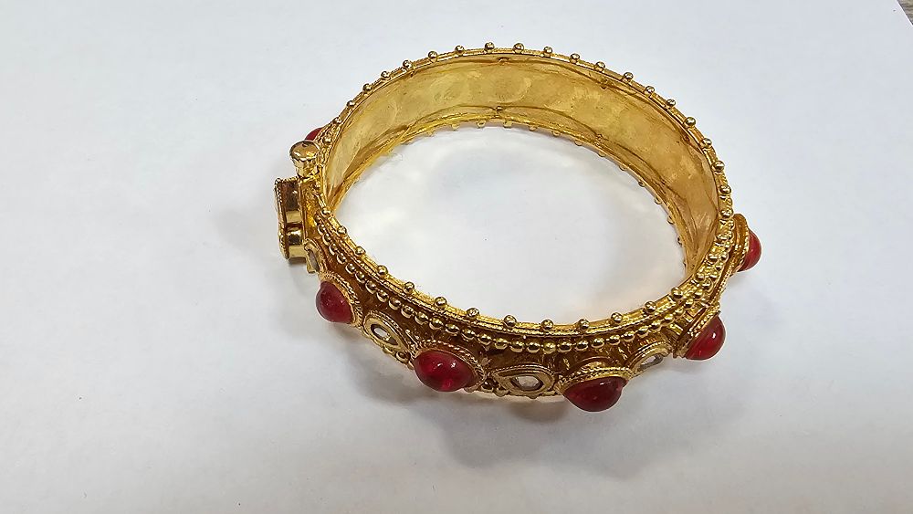 Lot 252: Yellow Gold Finish Hinged Kundan Style Bangle