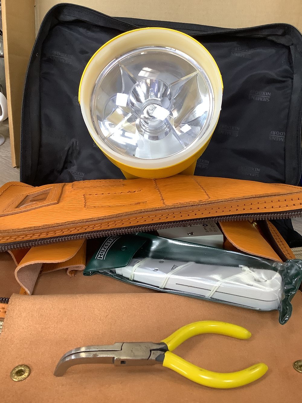 Lot 331: Siemens Nixdorf Tan Leather Professional Telecommunications Tool Kit - Good Used Condition