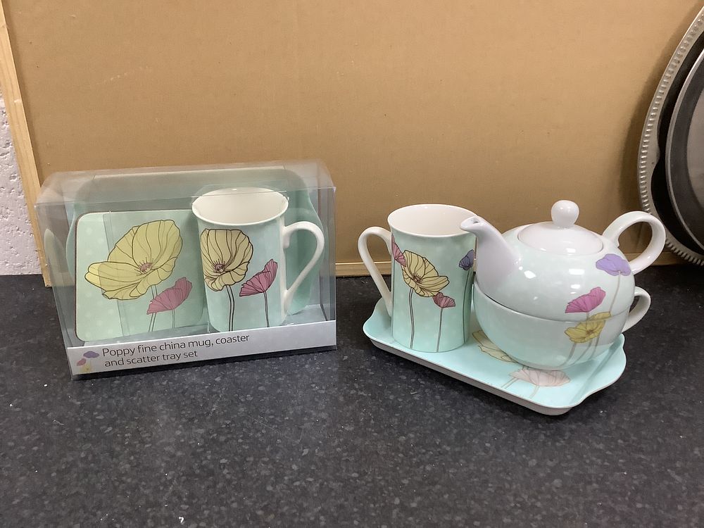 Lot 321: Poppy Pattern Fine China Tea-for-One and Boxed Mug Set - Very Good Condition