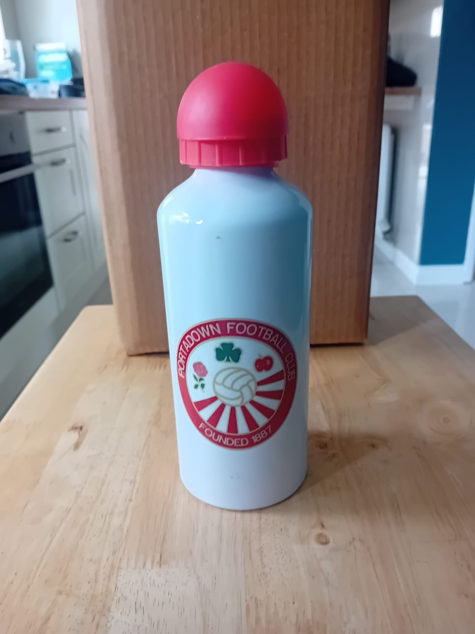 Portadown Football Club Branded Metal Sports Water Bottle with Carabiner This item is brand new 600ml with changeable lid