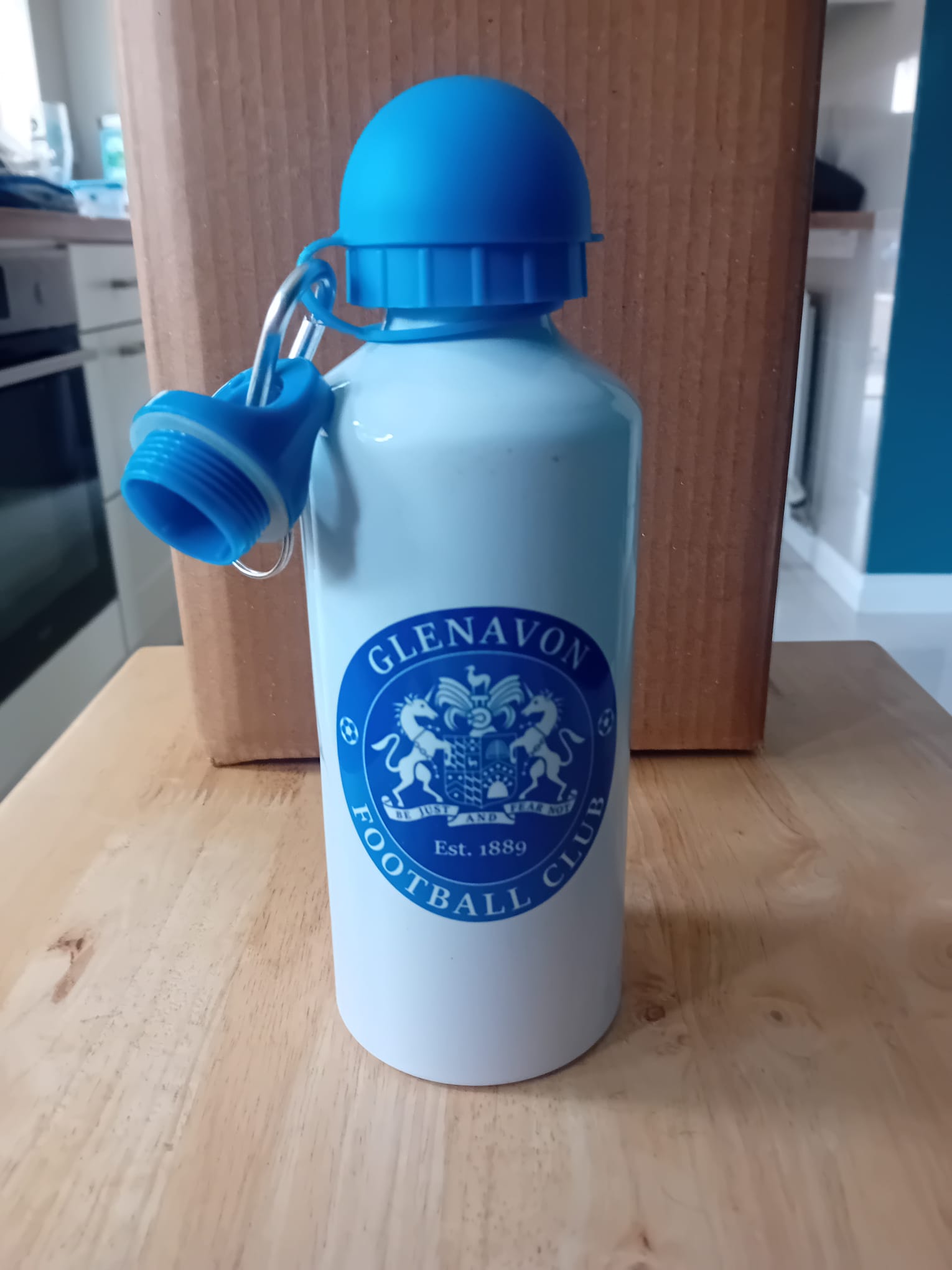 Glenavon Football Club Branded Metal Sports Water Bottle with Carabiner This item is brand new 600ml with changeable lid