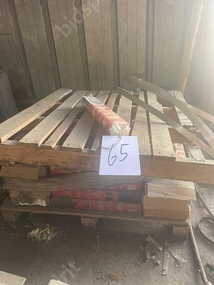 כמות קופסאות אלקטרודות תוצרת ZIKA מצויות ע"ג משטח עץ , הכל חדש .