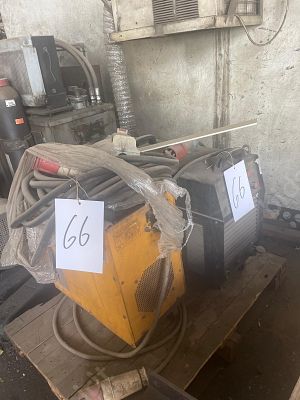 שתי רתכות אלקטרודות מתוצרת ZIKA ו- HUNING ע"ג משטח .