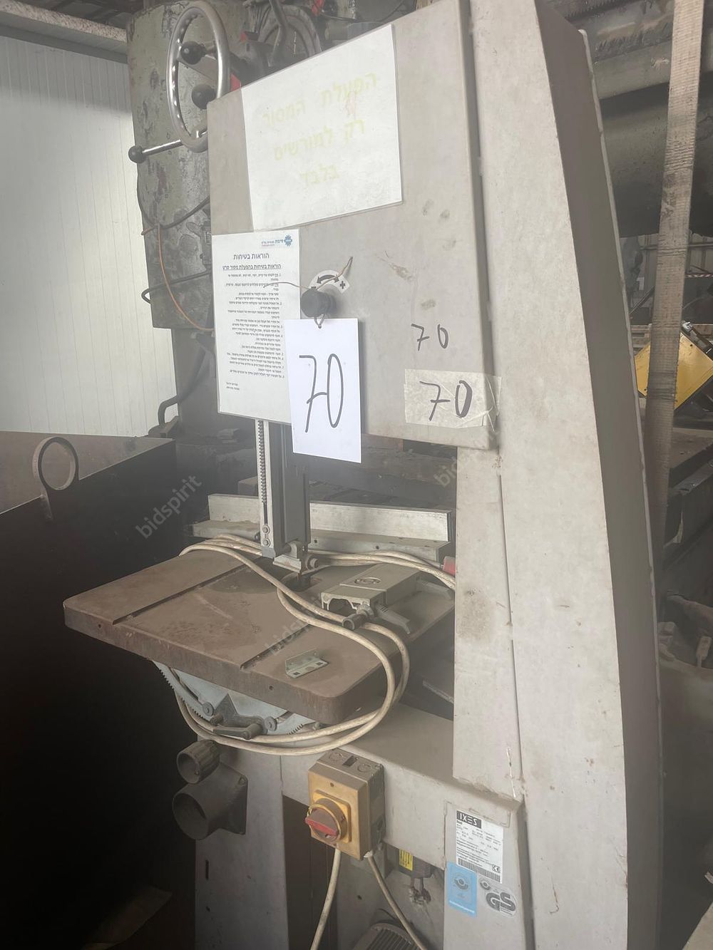 מסור סרט אנכי עם שולחן מתכוונן , תוצרת GS , דגם IX-Z (סימת ).