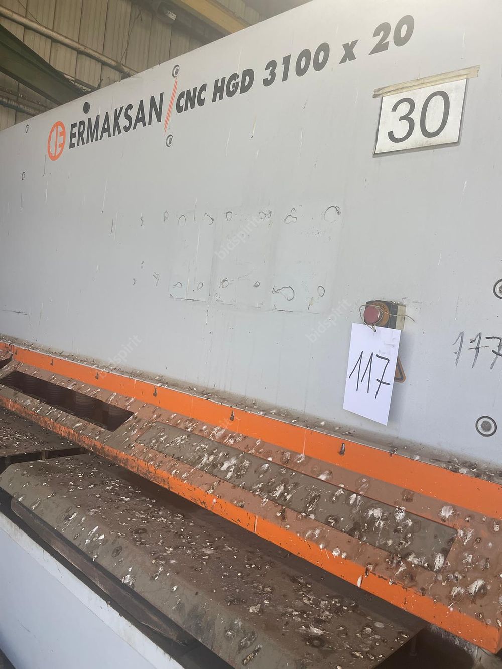 •	גליוטינה תוצרת ERMAKSAAN באורך 3.100 מ' , עובי חיתוך 20 מ"מ CNC HGD הידראולי.