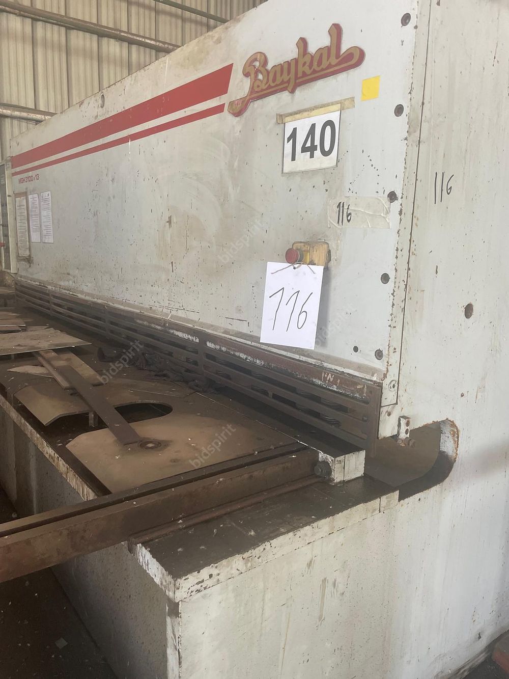 גיליוטינה תוצרת BYKAL אורך 3.100 מטר , עובי חיתוך 15 מ"מ שנת ייצור 1997 .