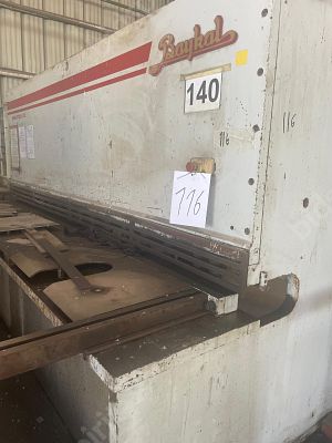 גיליוטינה תוצרת BYKAL אורך 3.100 מטר , עובי חיתוך 15 מ"מ שנת ייצור 1997 .