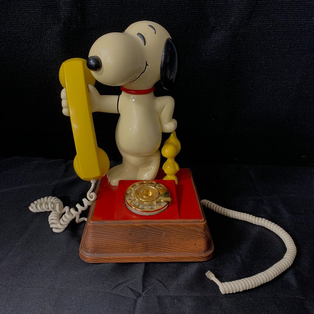 Lot 418: Vintage Snoopy Phone