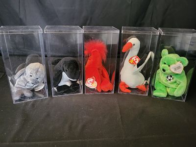 I00041 A Collection of Ty Beanie Babies Plush Toys in Acrylic Display Cases. BID PER WHAT YOU 