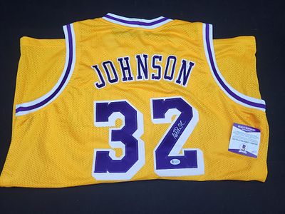 I01269 | Signed Magic Johnson Los Angeles Lakers Jersey with Beckett Witnessed Authentication. BI 