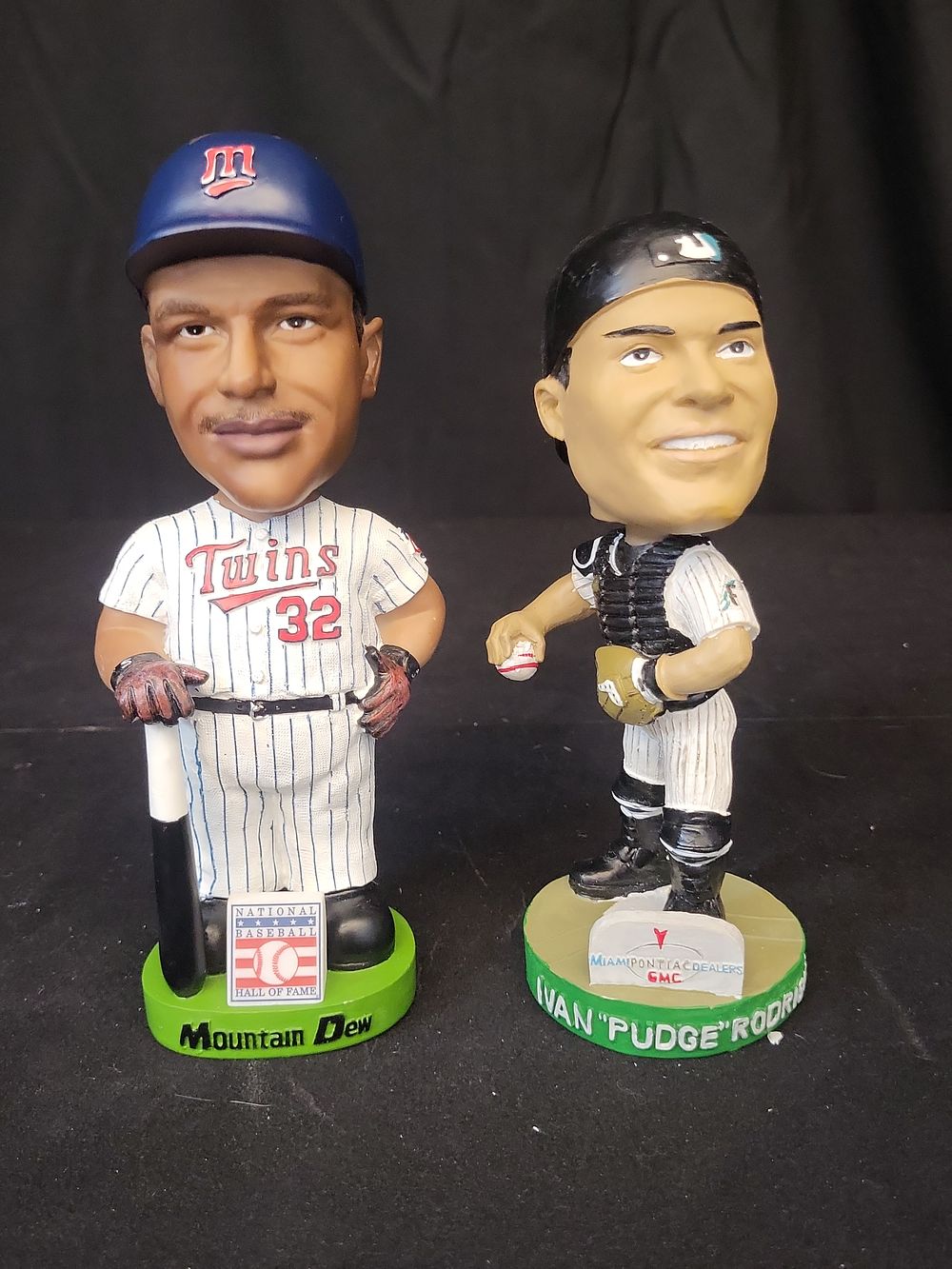 Lot 235: I01761 | Two Signed MLB Hall of Fame Bobbleheads Featuring Ivan Rodriguez and Dave Winfield