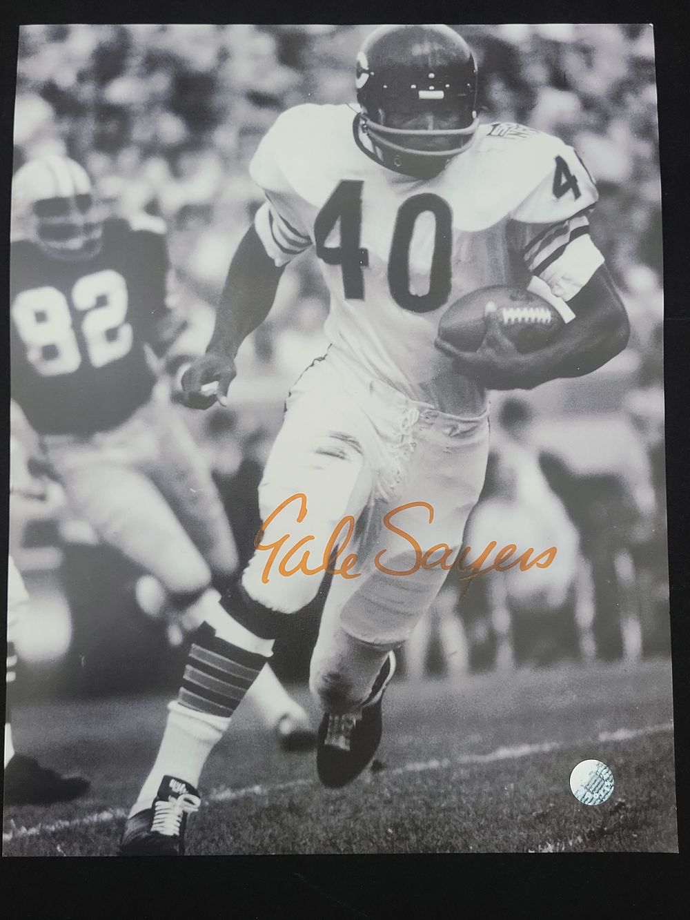 Lot 275: I01704 | Gale Sayers Autographed Chicago Bears Black and White Action Photograph Authenticated by Schwartz Sports