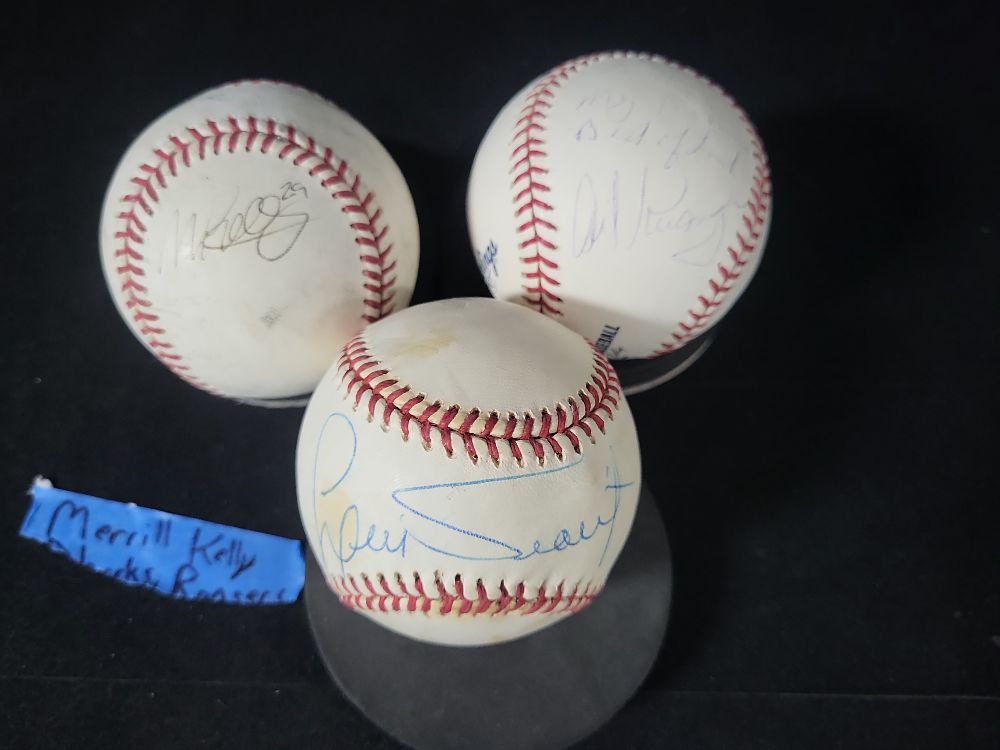 Lot 277: I01731 | Three Autographed Baseballs Including Luis Tiant, Al Oliver, and Merrill Kelly