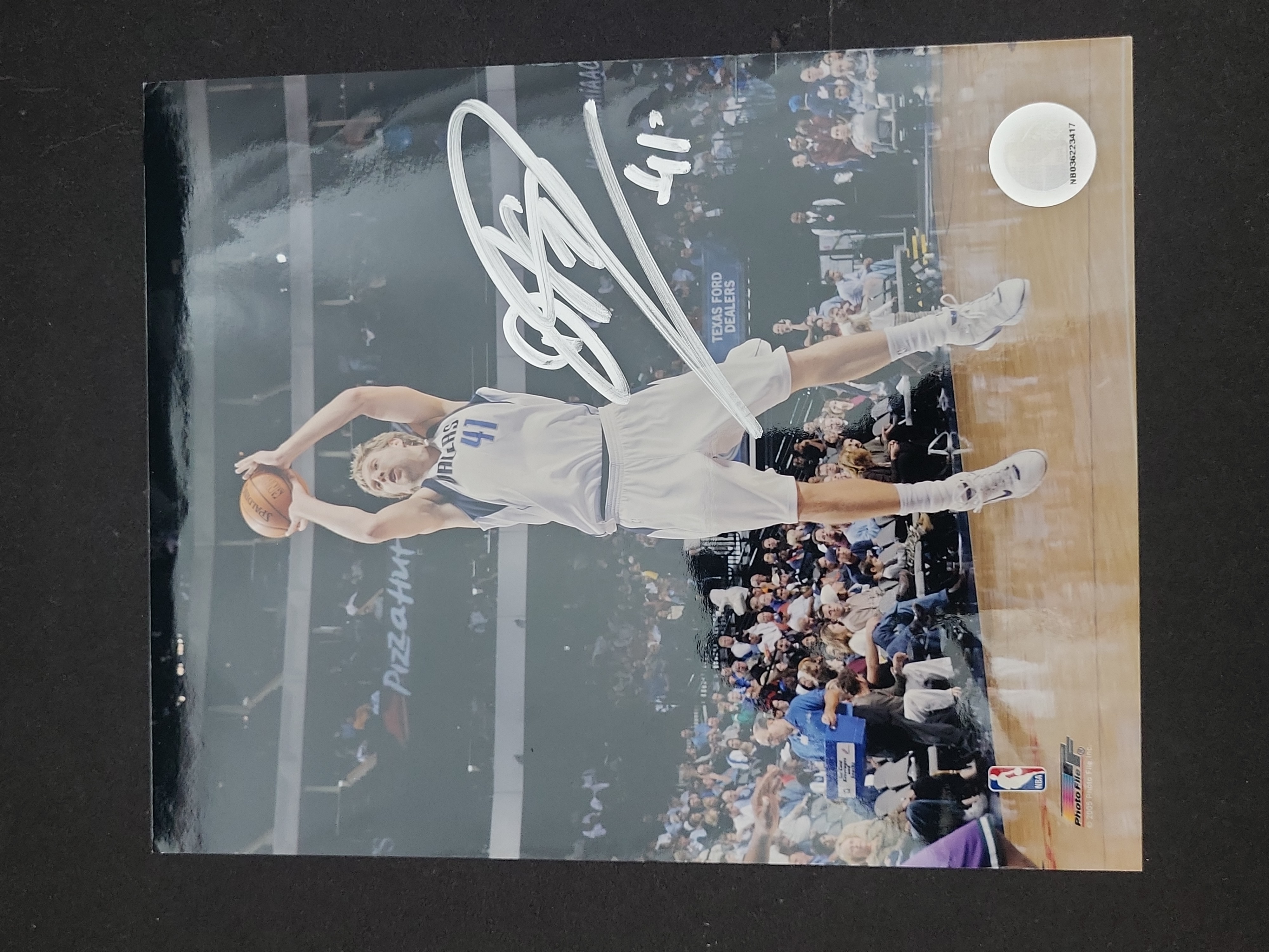 I03007 | Dirk Nowitzki Signed Dallas Mavericks 8x10 Photograph with NBA Authentication