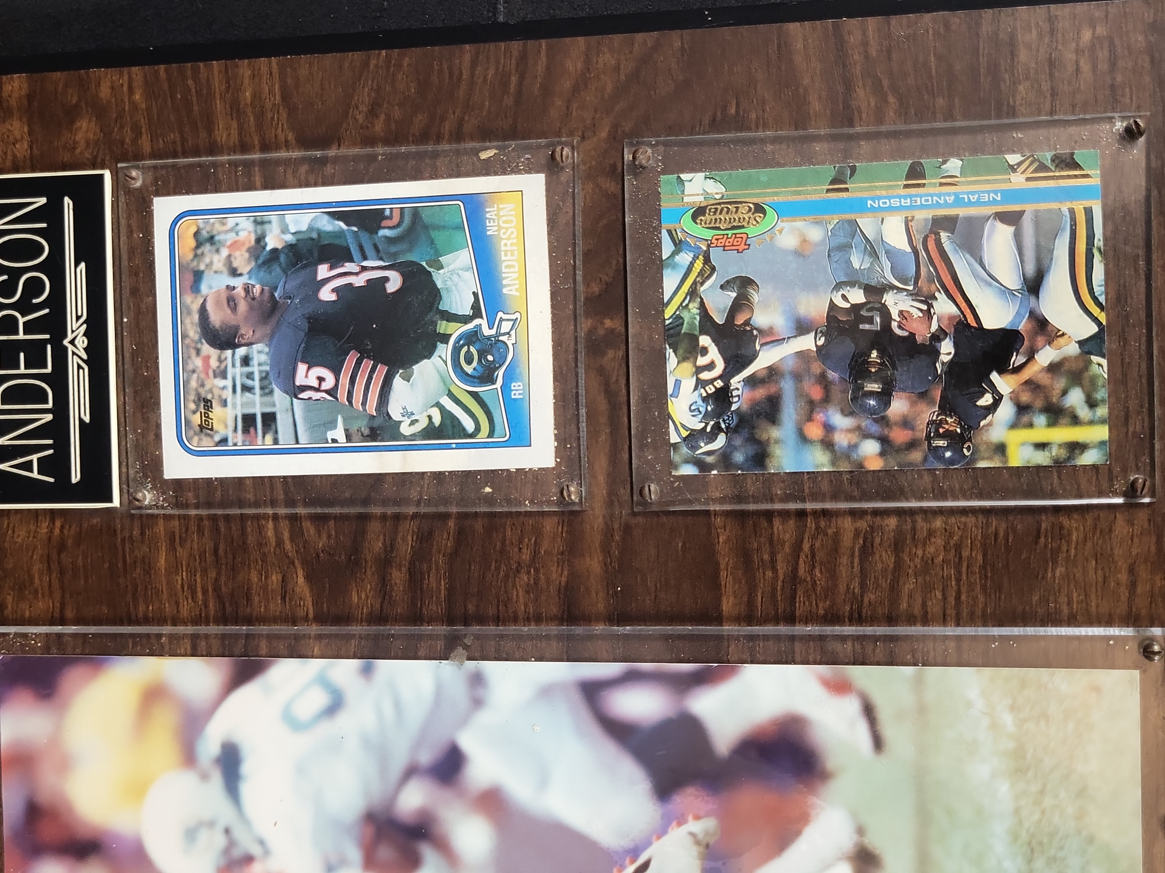 I03051 | Neal Anderson Chicago Bears Autographed Memorabilia Plaque with Two Trading Cards