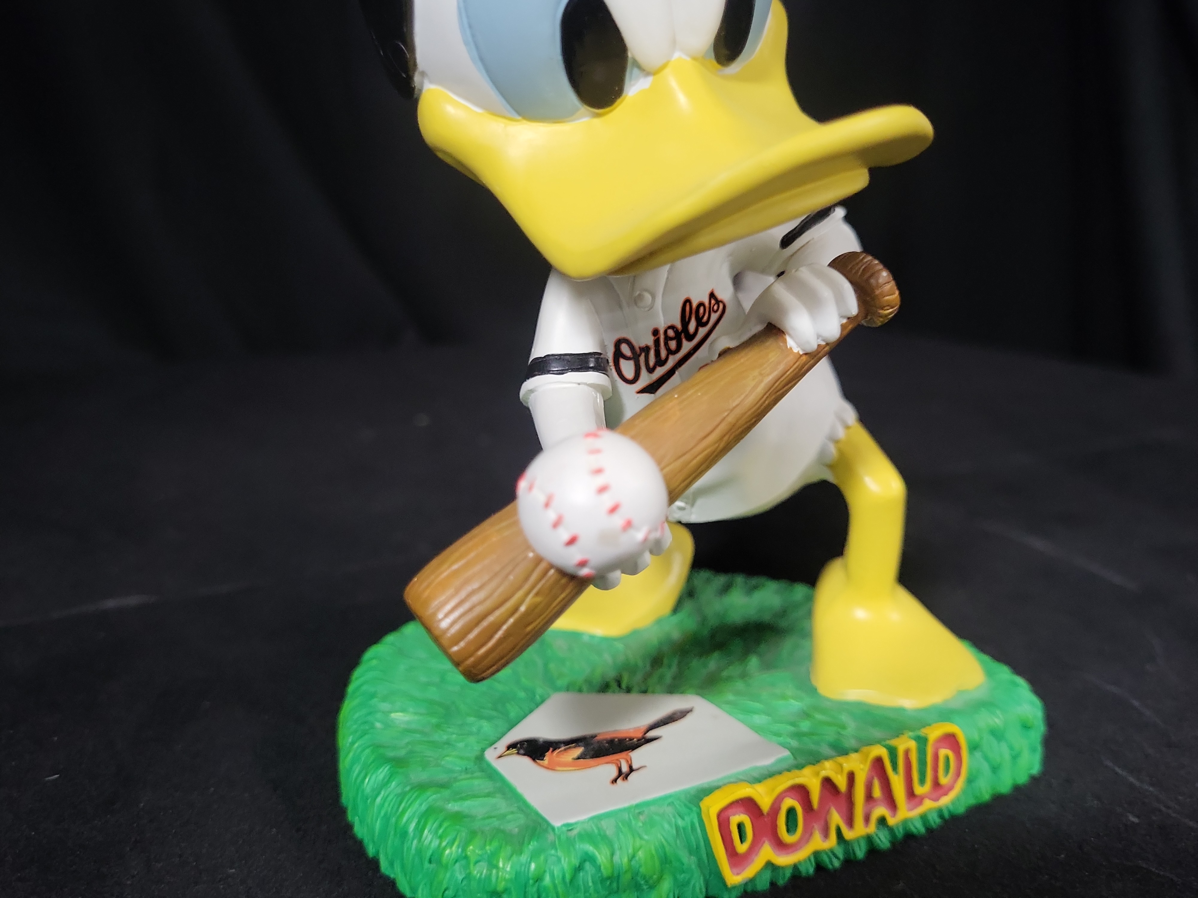 I03216 | Disney Baltimore Orioles Lead Off Donald Duck Bobble Dobbles Figurine