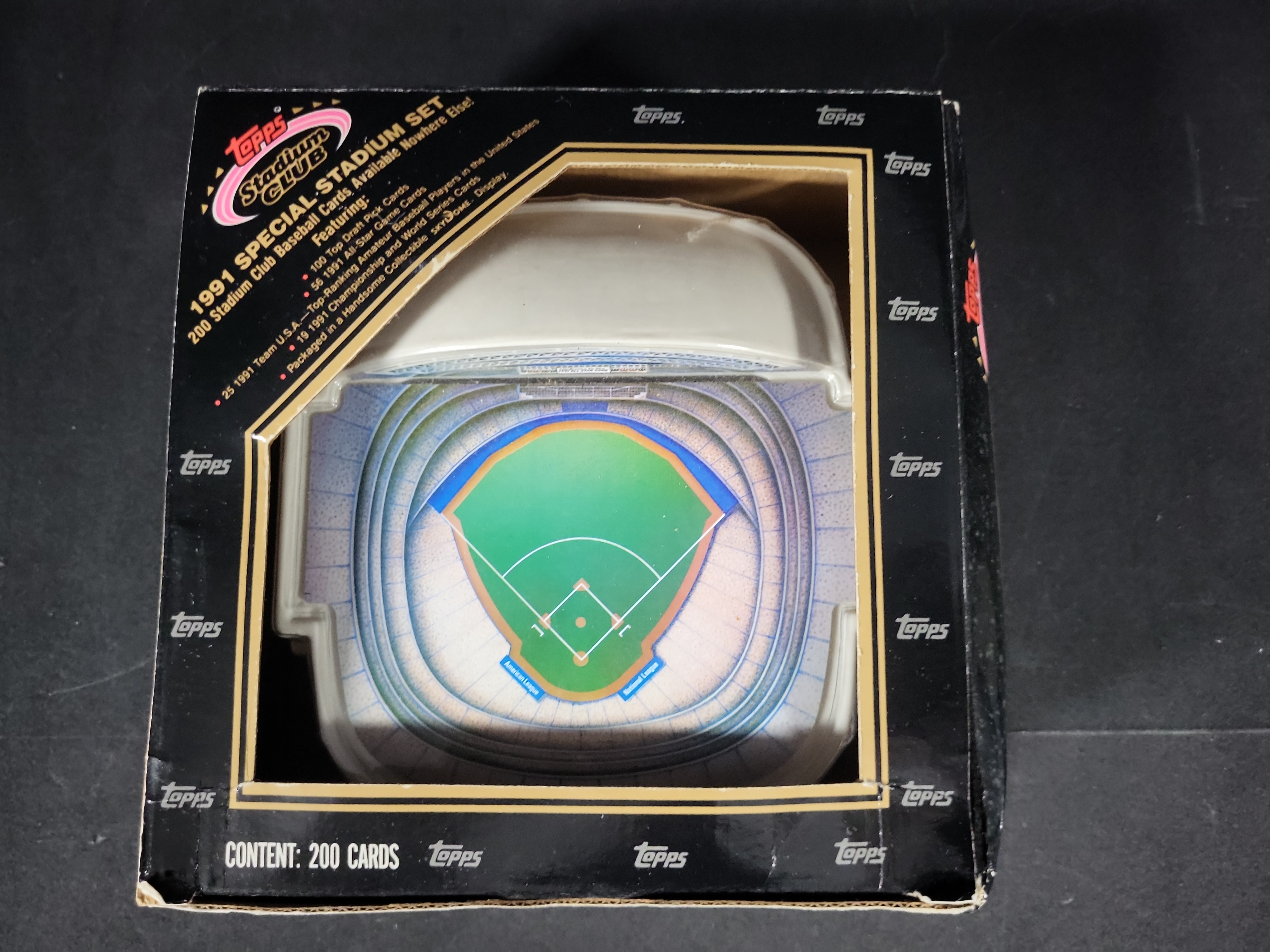 I03576 | 1991 Topps Stadium Club Special Stadium Set of 200 Baseball Cards in SkyDome Display