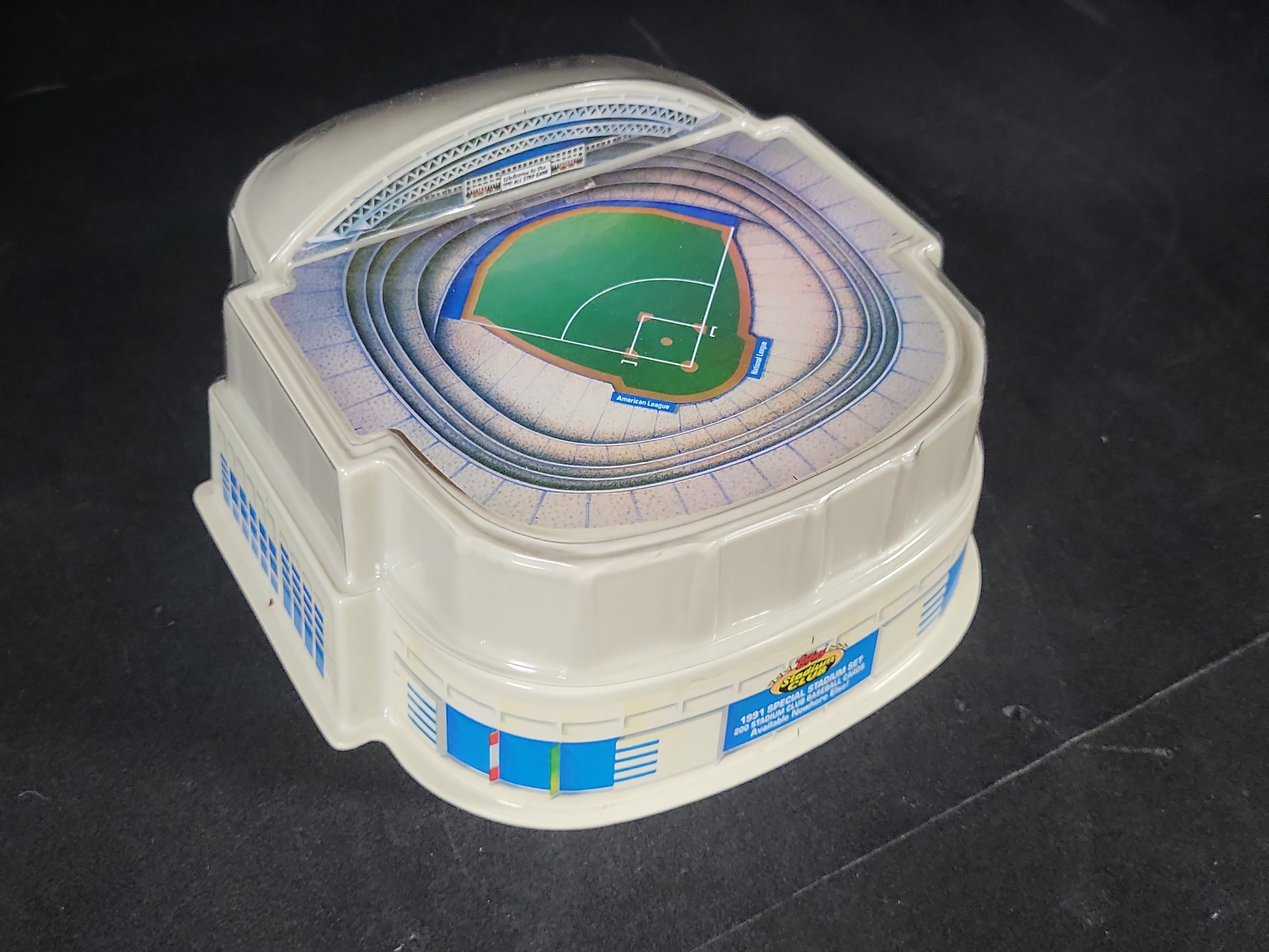 I03576 | 1991 Topps Stadium Club Special Stadium Set of 200 Baseball Cards in SkyDome Display