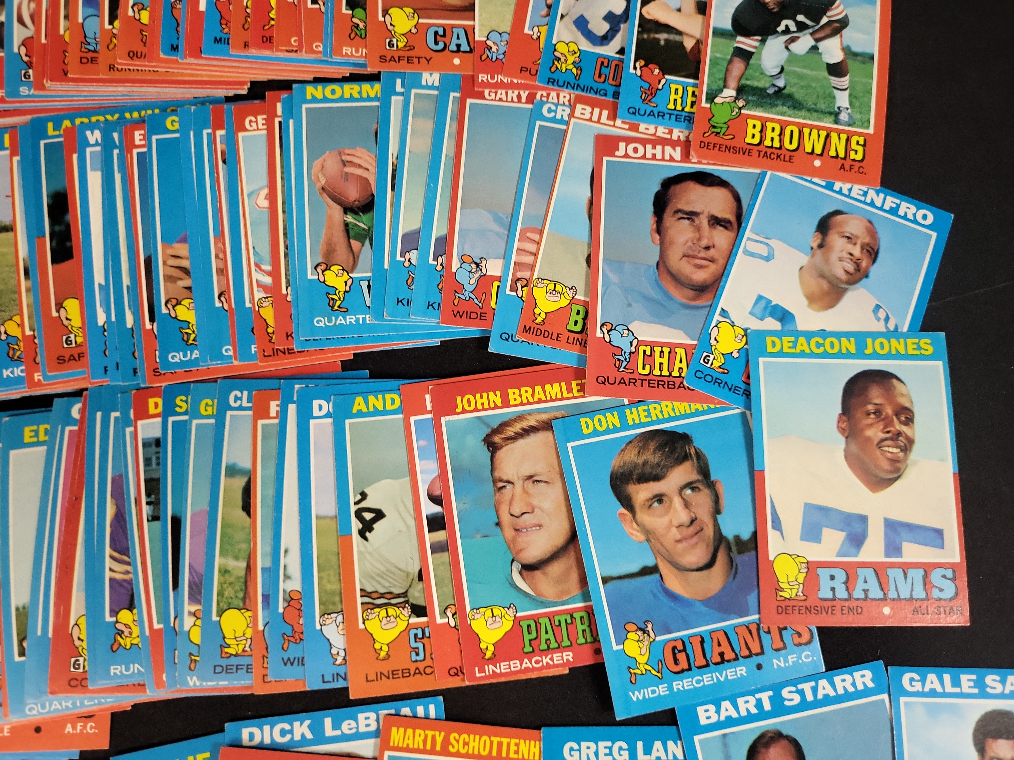 I03873 | A Collection of 1971-1973 Topps Football Cards Featuring Hall of Famers and Rookies