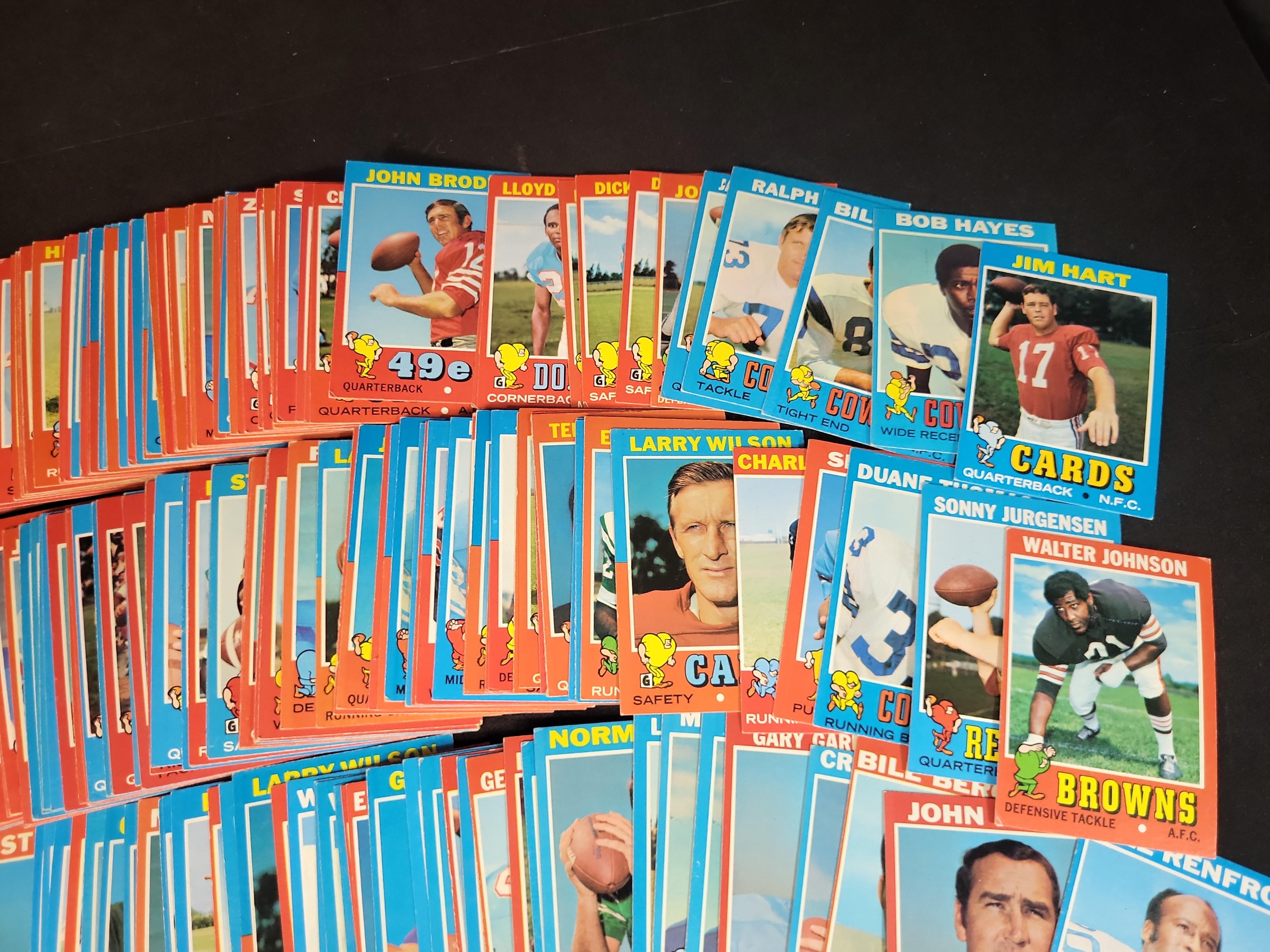 I03873 | A Collection of 1971-1973 Topps Football Cards Featuring Hall of Famers and Rookies