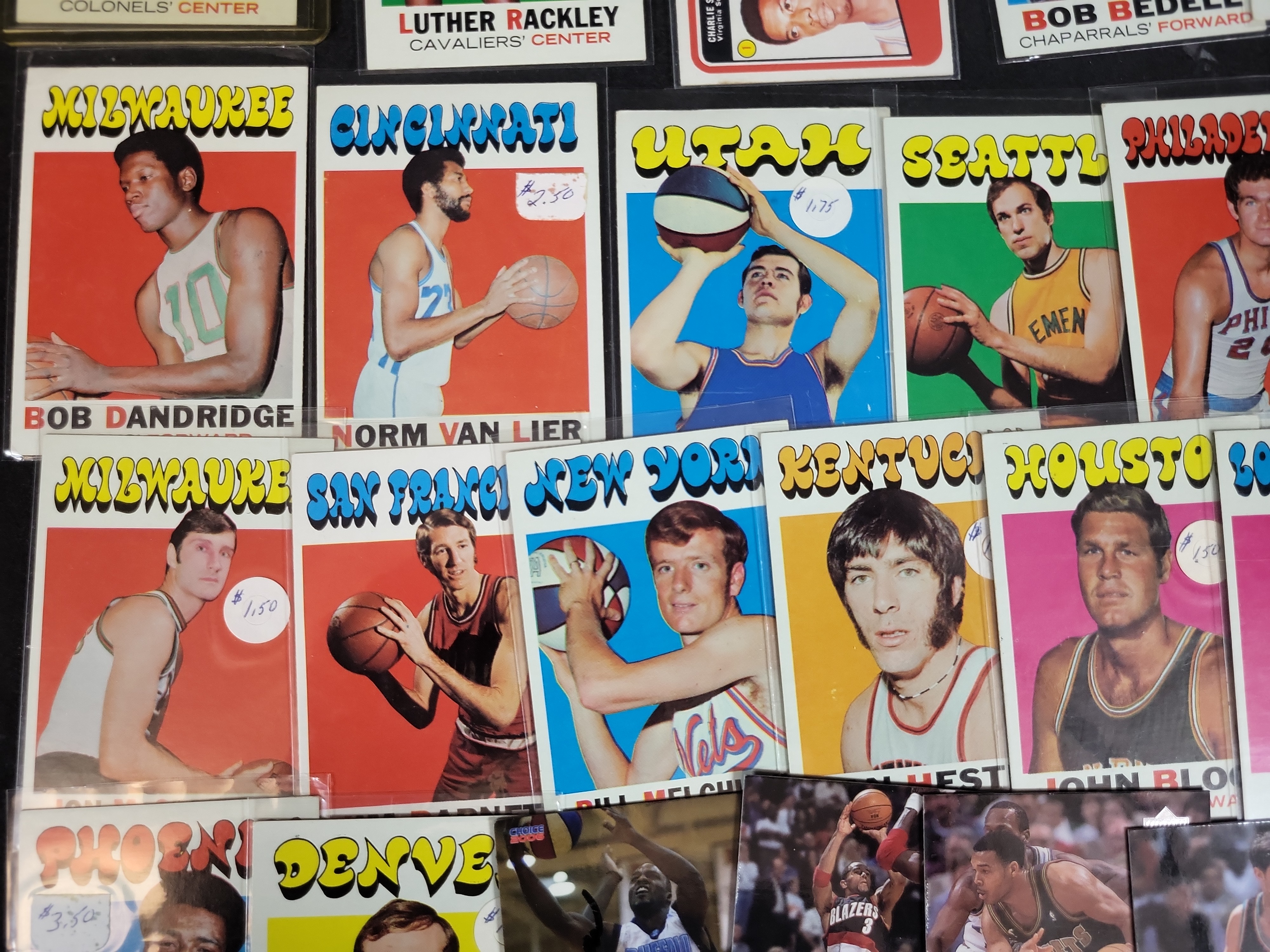 I03887 | A Collection of Vintage and Modern Basketball Trading Cards Featuring Hall of Famers and Rookie Cards