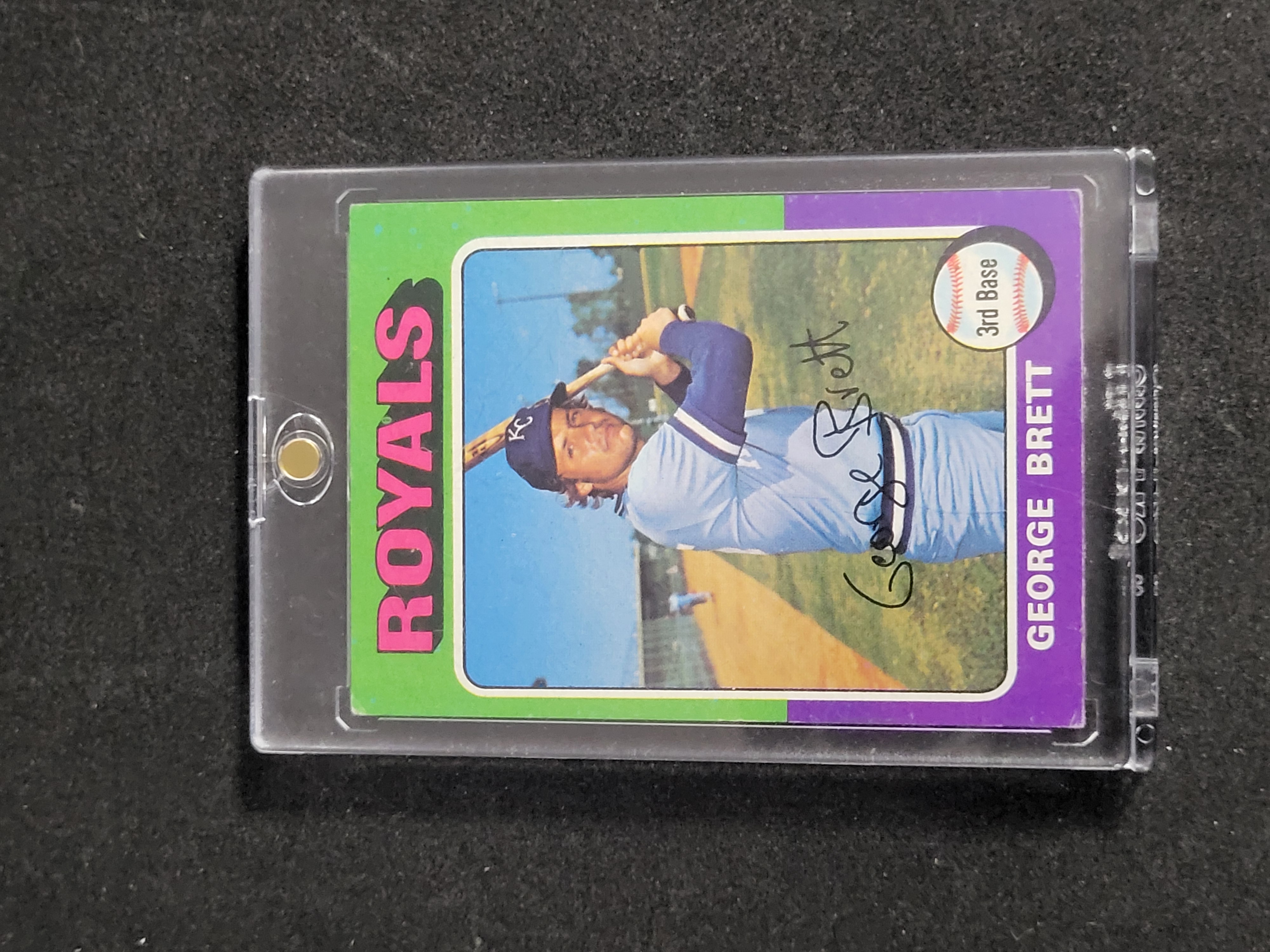 I02029 | 1975 Topps George Brett Rookie Card #228 Hand-Signed