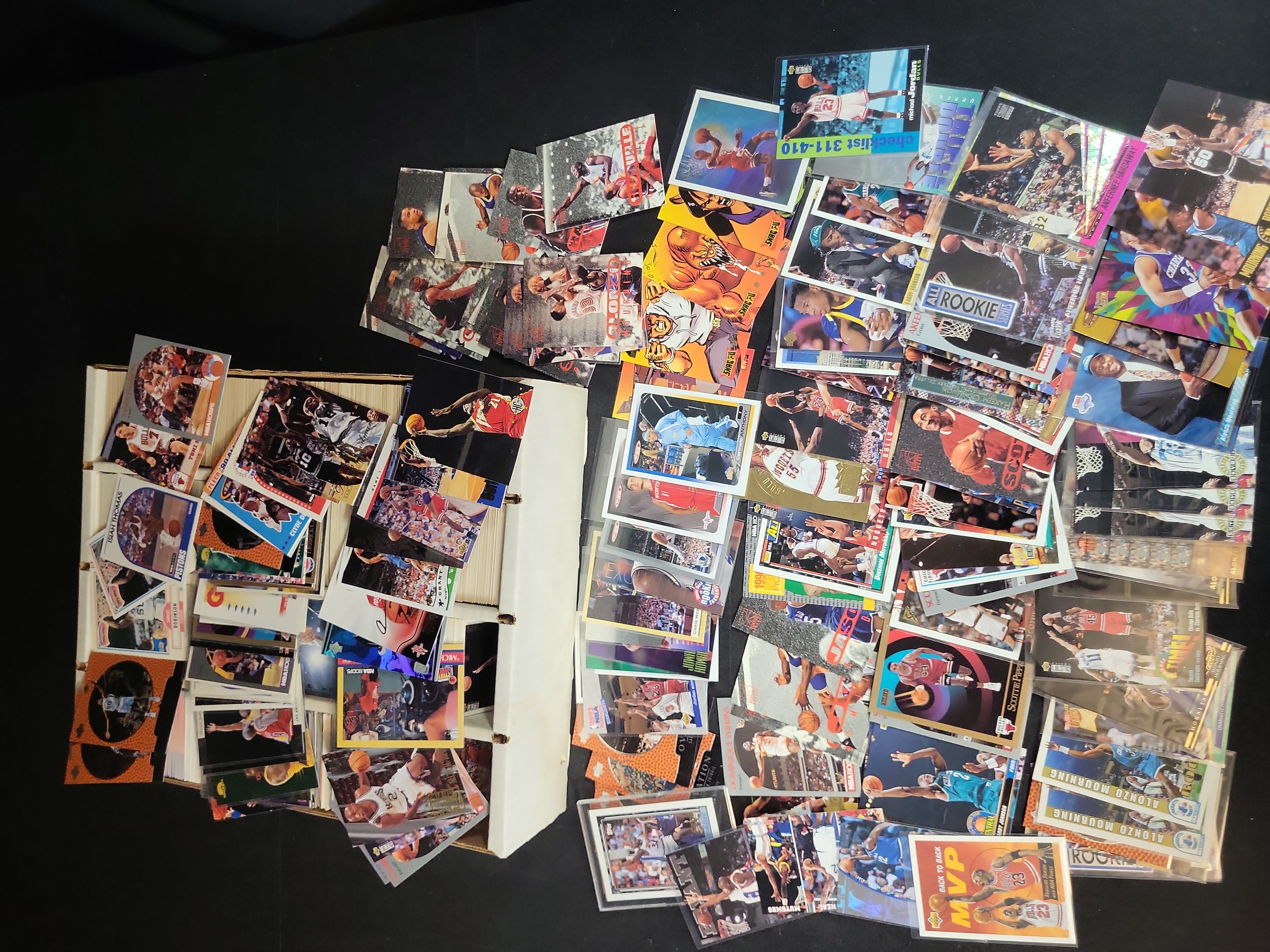 I03802 | A Large Collection of Vintage and Modern NBA Basketball Trading Cards