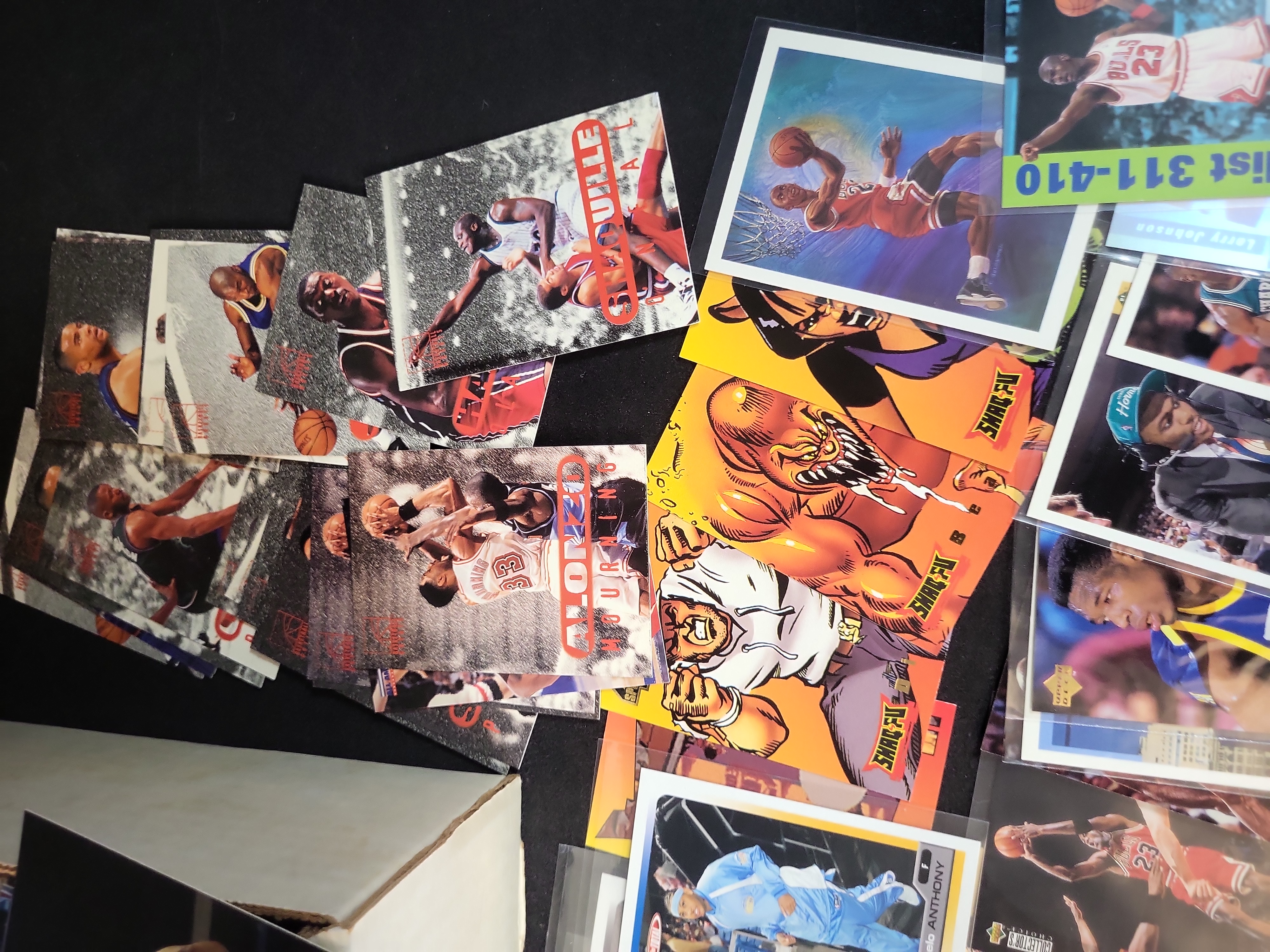 I03802 | A Large Collection of Vintage and Modern NBA Basketball Trading Cards