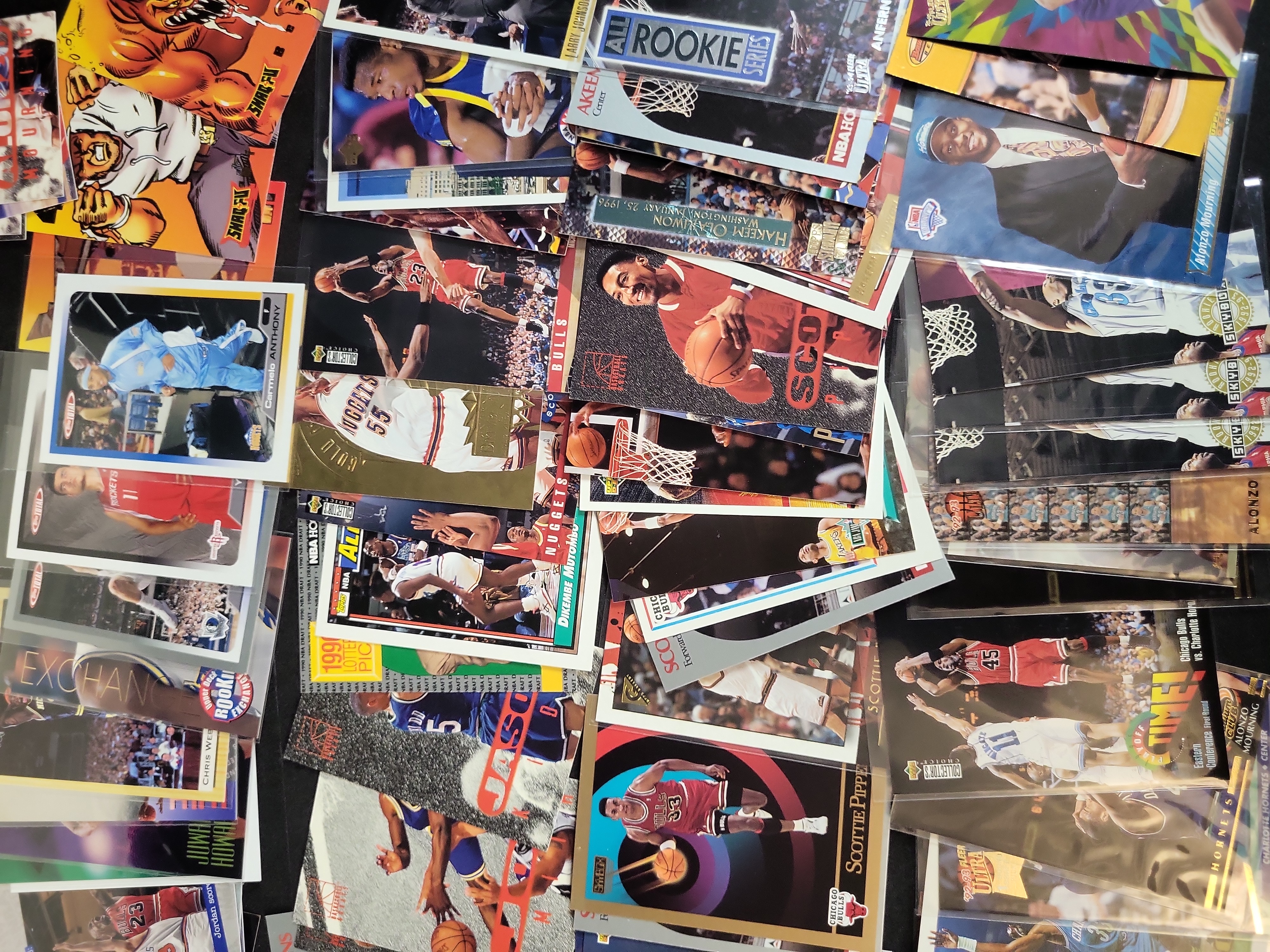 I03802 | A Large Collection of Vintage and Modern NBA Basketball Trading Cards