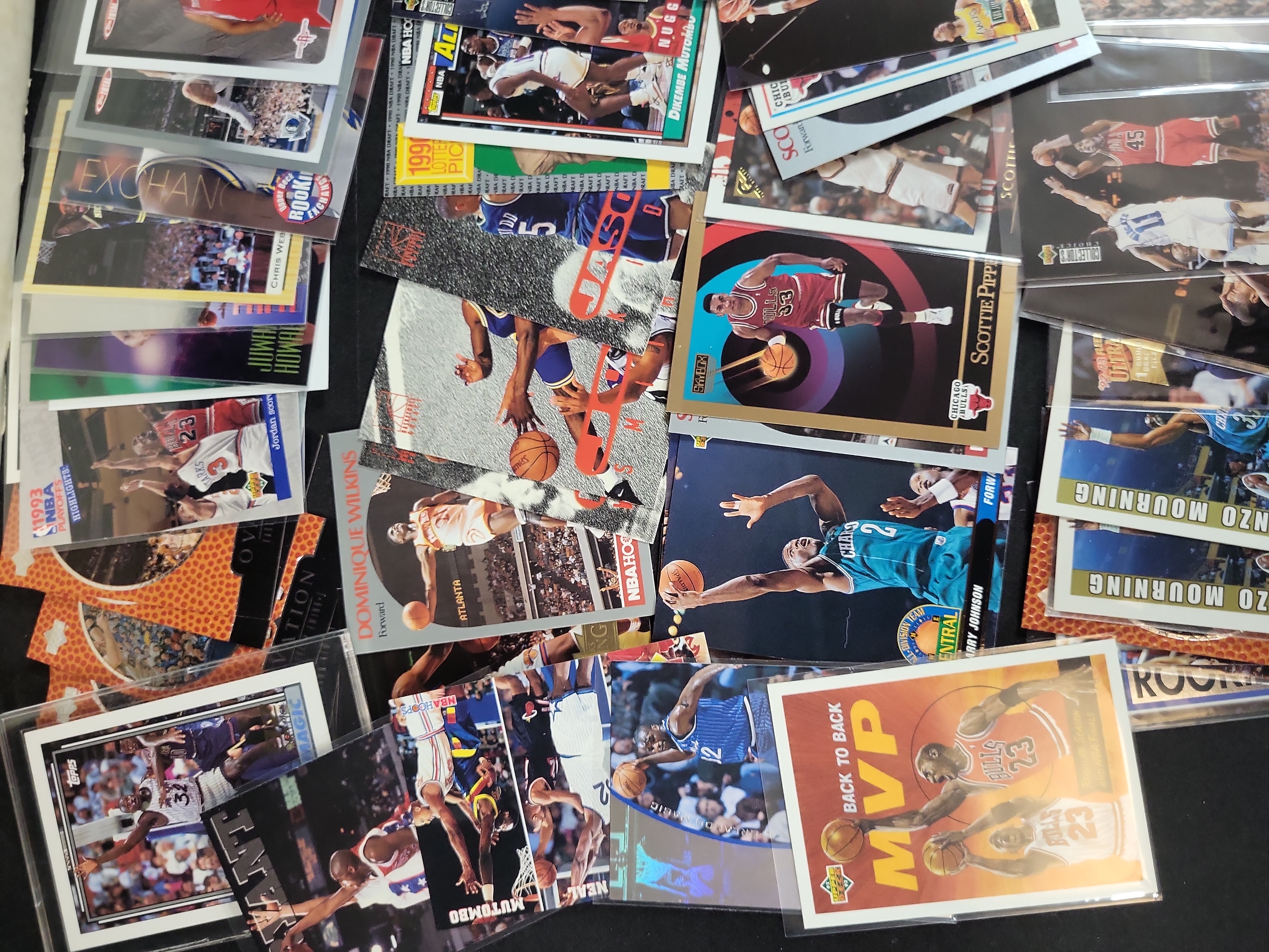 I03802 | A Large Collection of Vintage and Modern NBA Basketball Trading Cards