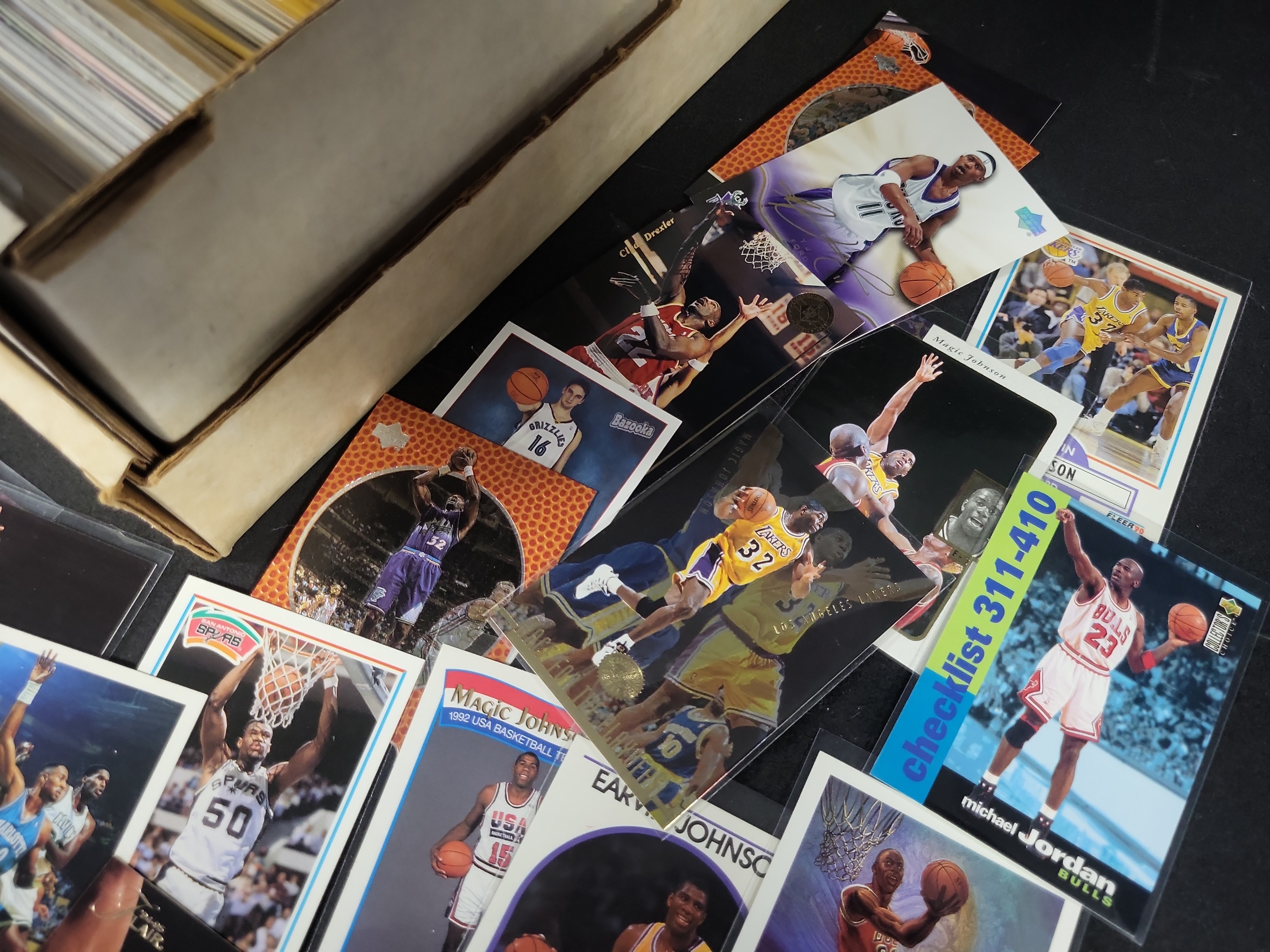 I03822 | An Assortment of Vintage 1990s Basketball Trading Cards Featuring Michael Jordan and Scottie Pippen