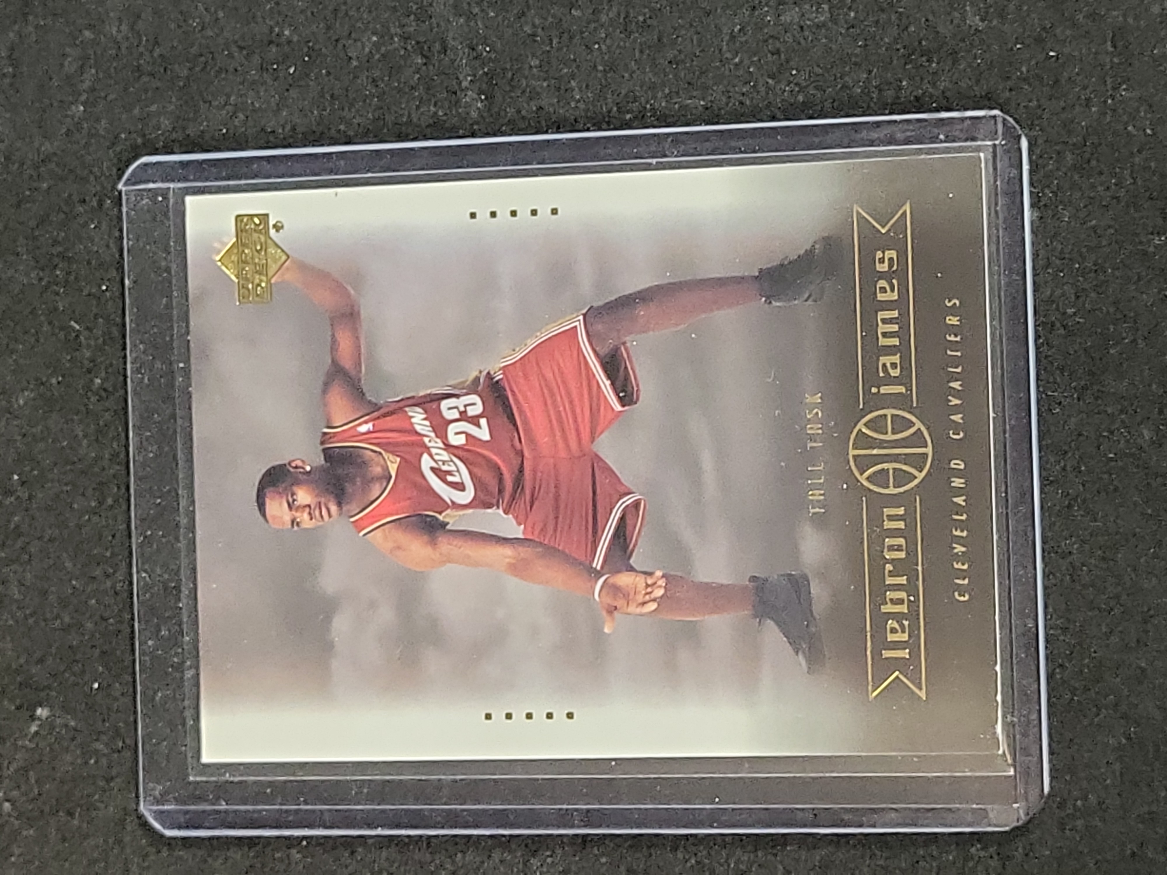 I03163 | 2003-04 Upper Deck LeBron James Tall Task Rookie Card #27