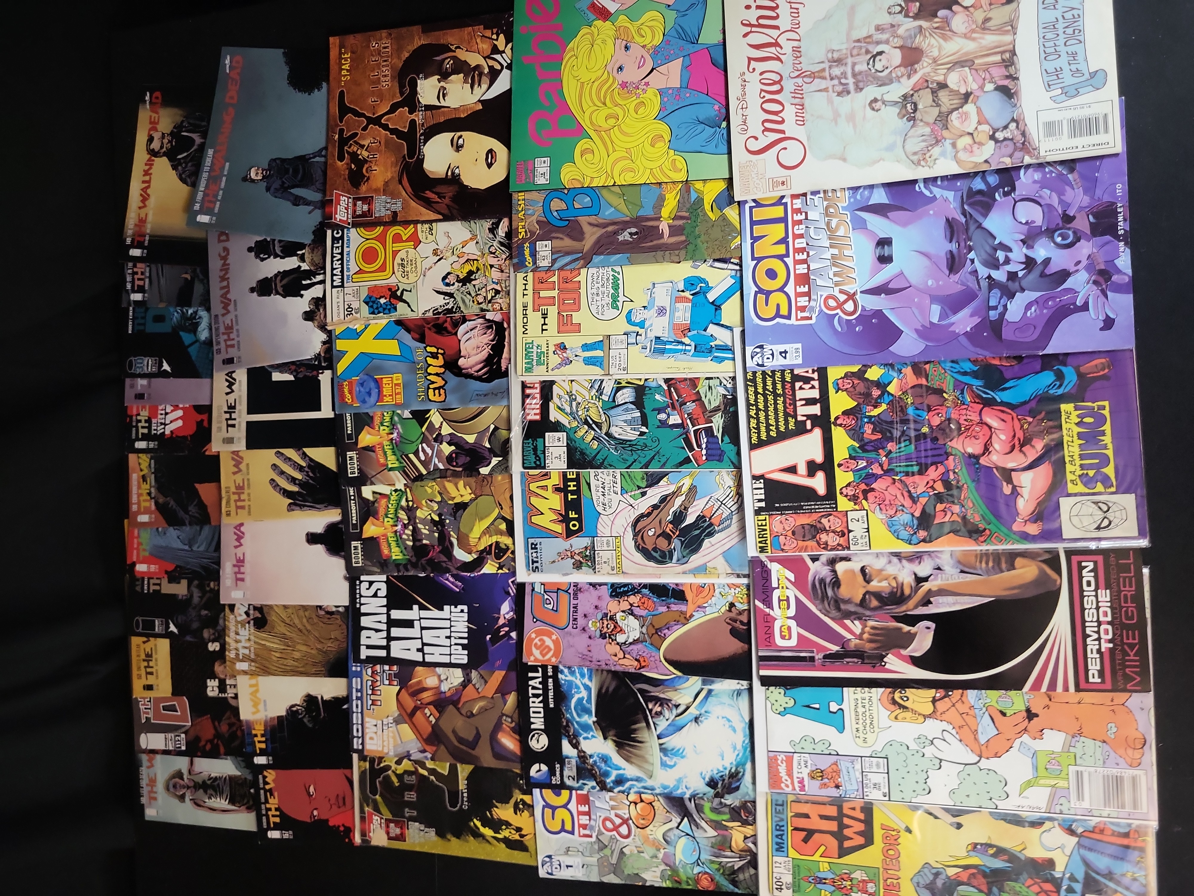 I03620 | A Collection of Bronze, Copper, and Modern Age Comic Books Featuring The Walking Dead, Transformers, and Licensed Properties