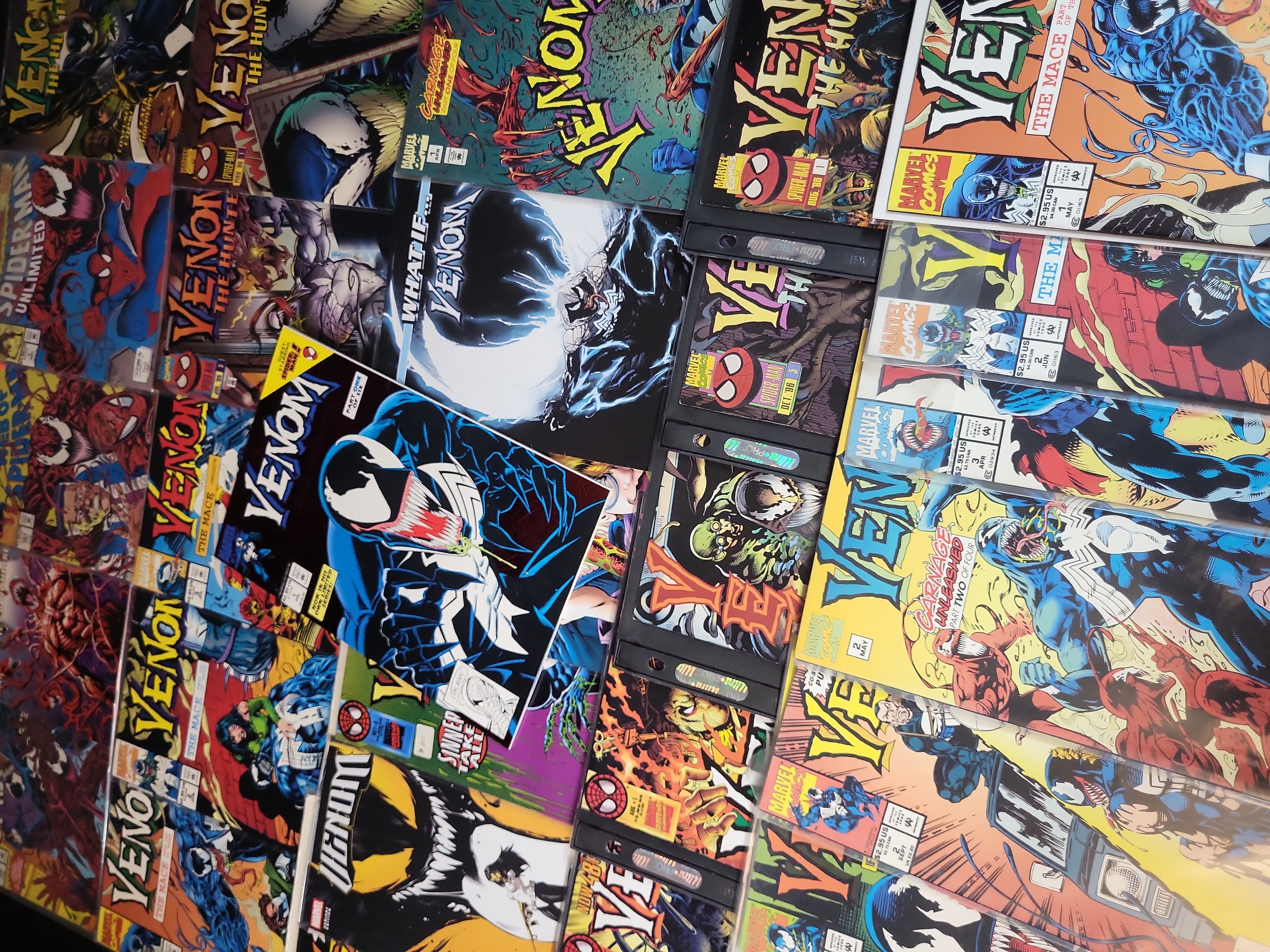 I03724 | A Collection of approximately 35 Marvel Comic Books featuring Venom and Carnage