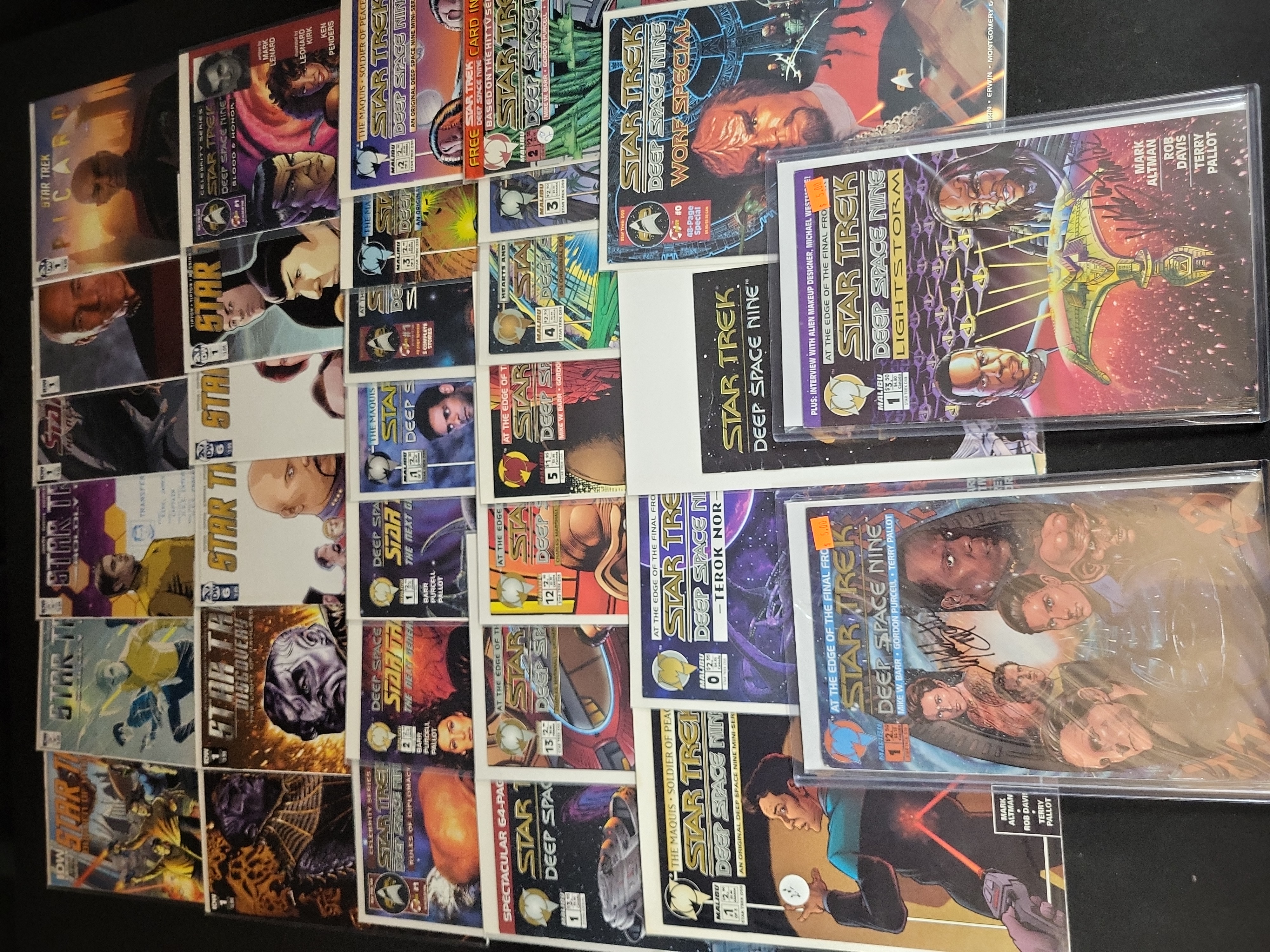 I03780 | A Collection of Star Trek Comic Books Including Malibu Deep Space Nine and IDW Publishing Titles