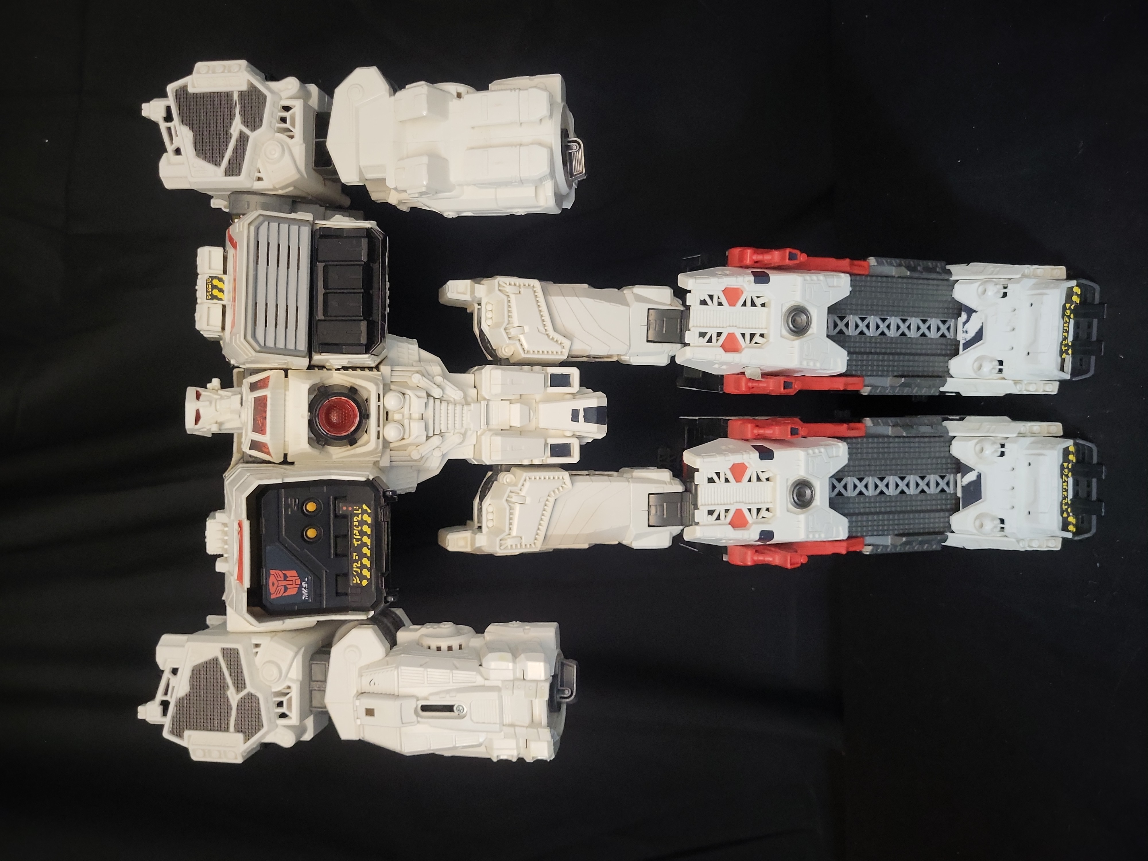 I03516 | Transformers Generations Titan Class Metroplex Action Figure