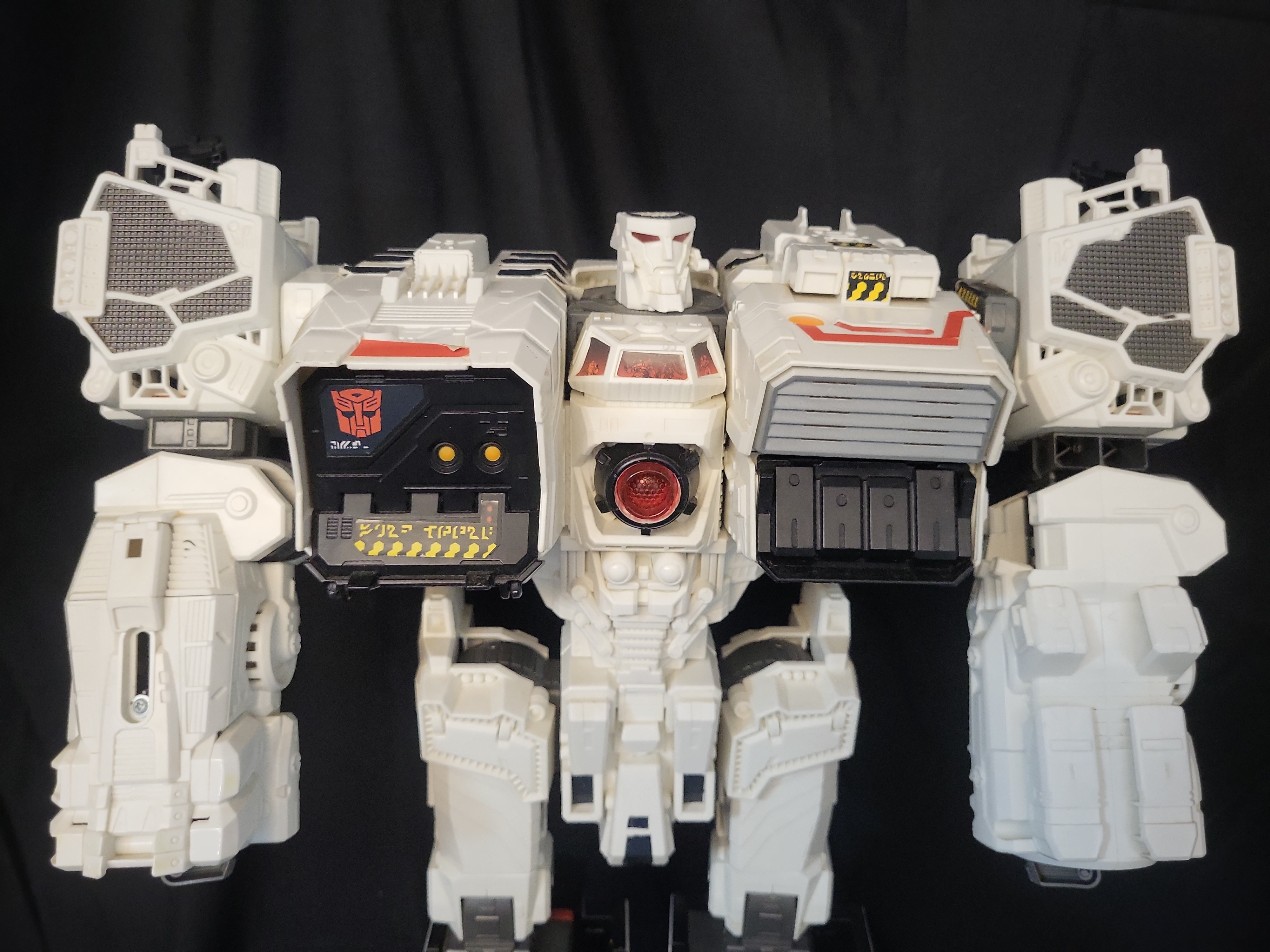I03516 | Transformers Generations Titan Class Metroplex Action Figure