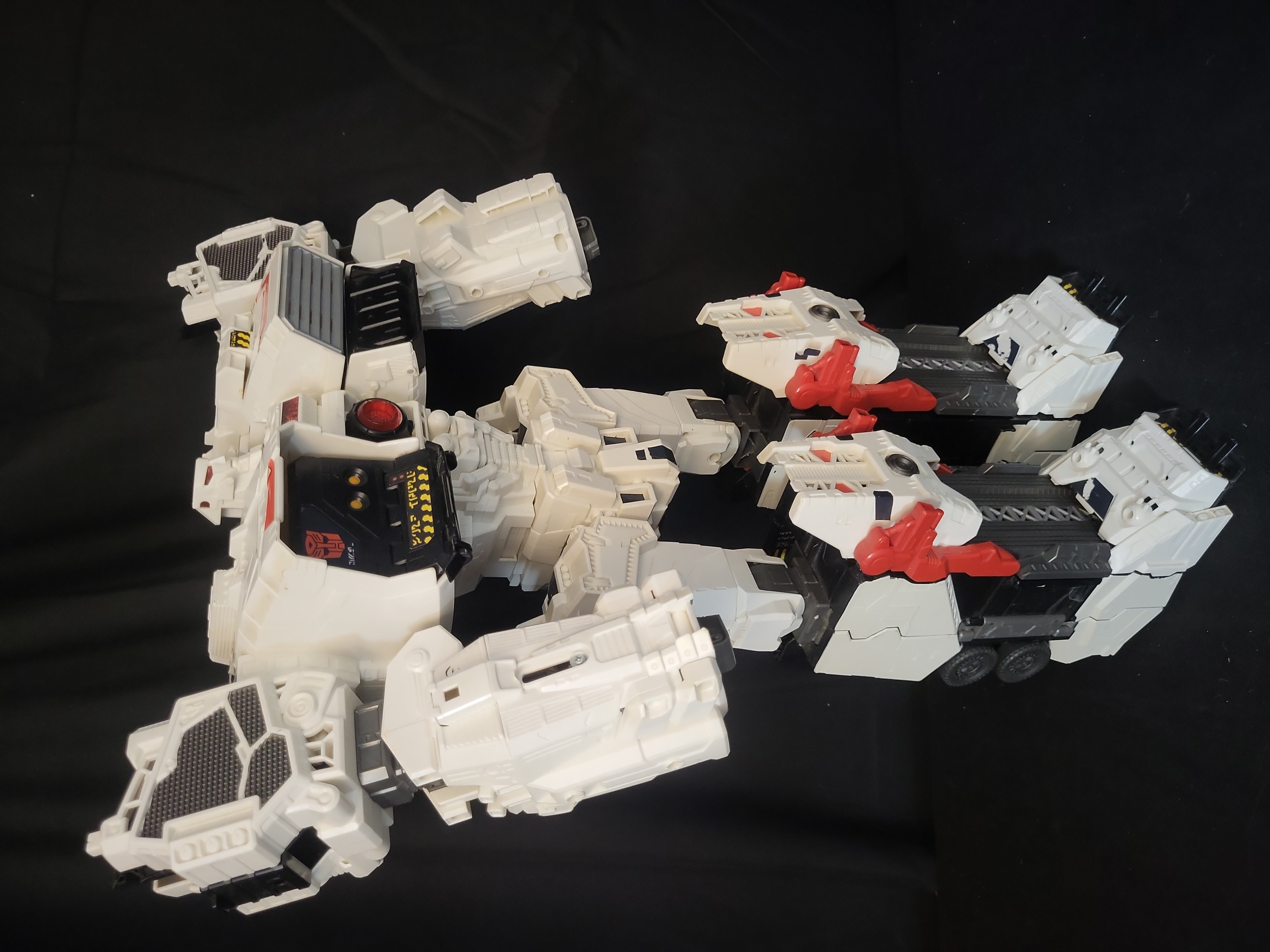 I03516 | Transformers Generations Titan Class Metroplex Action Figure