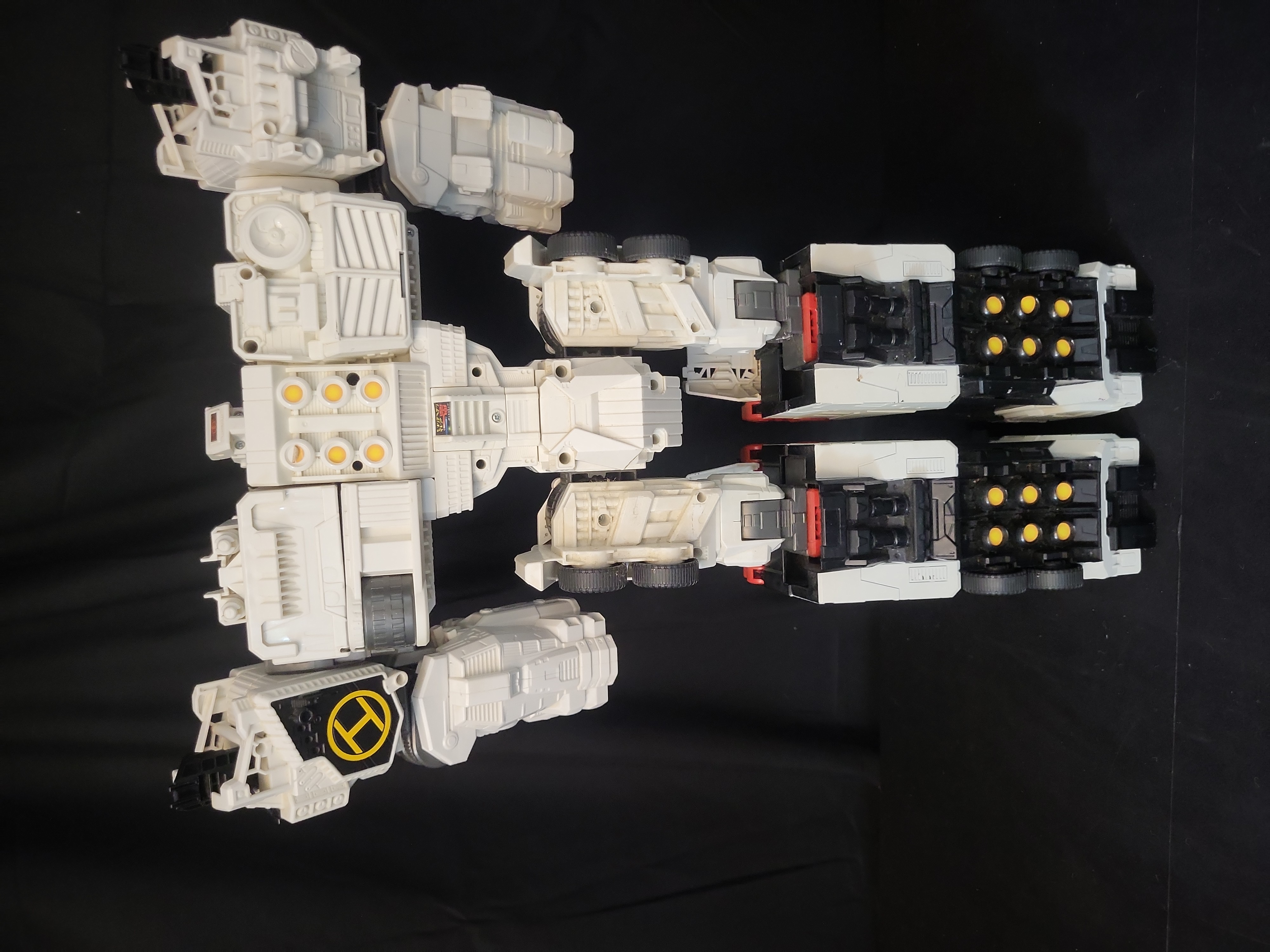 I03516 | Transformers Generations Titan Class Metroplex Action Figure