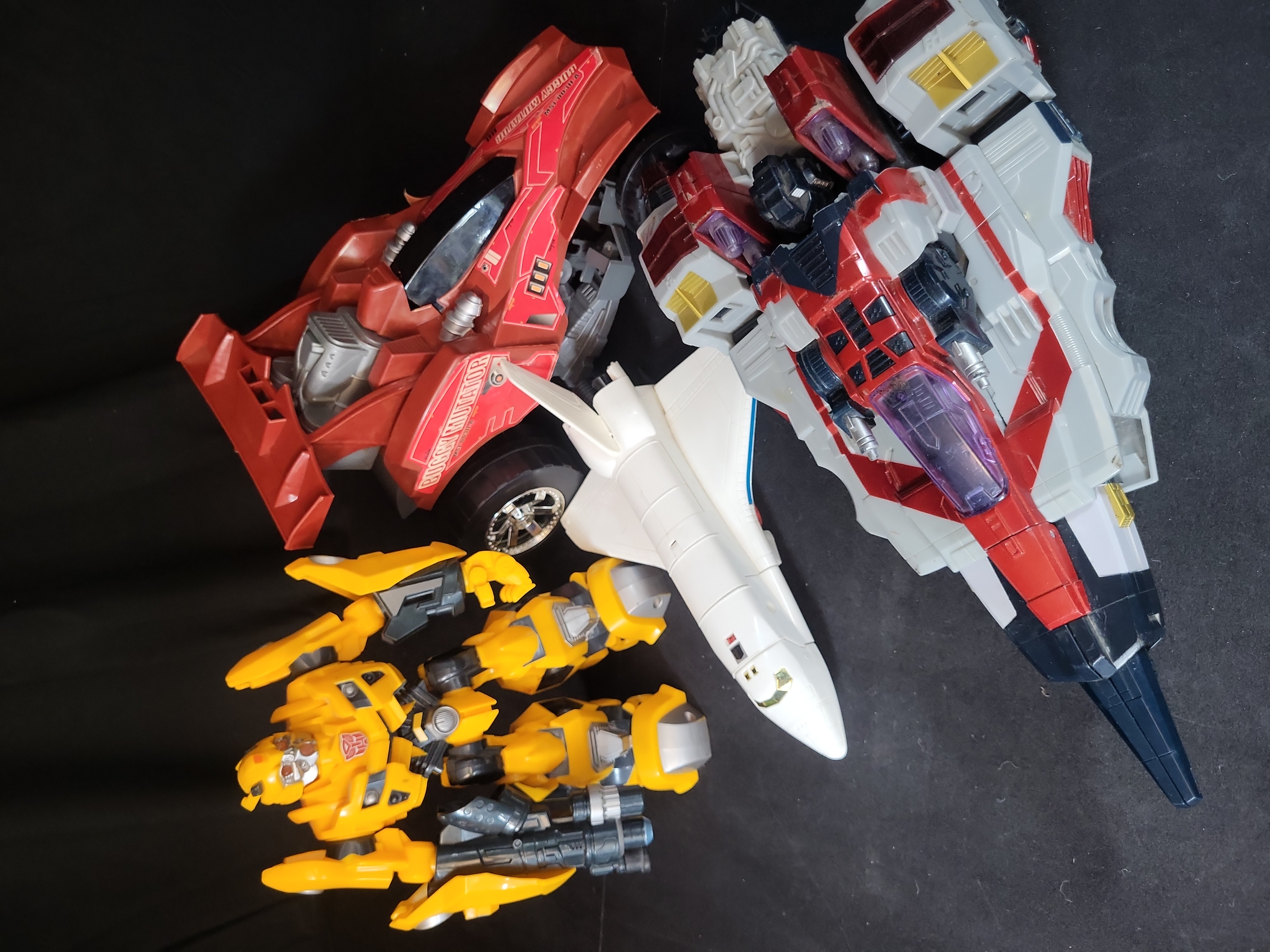 I03513 | A Collection of Transforming Robot Action Figures Including Hasbro Transformers Cybertron Supreme Class Starscream and Movie Bumble