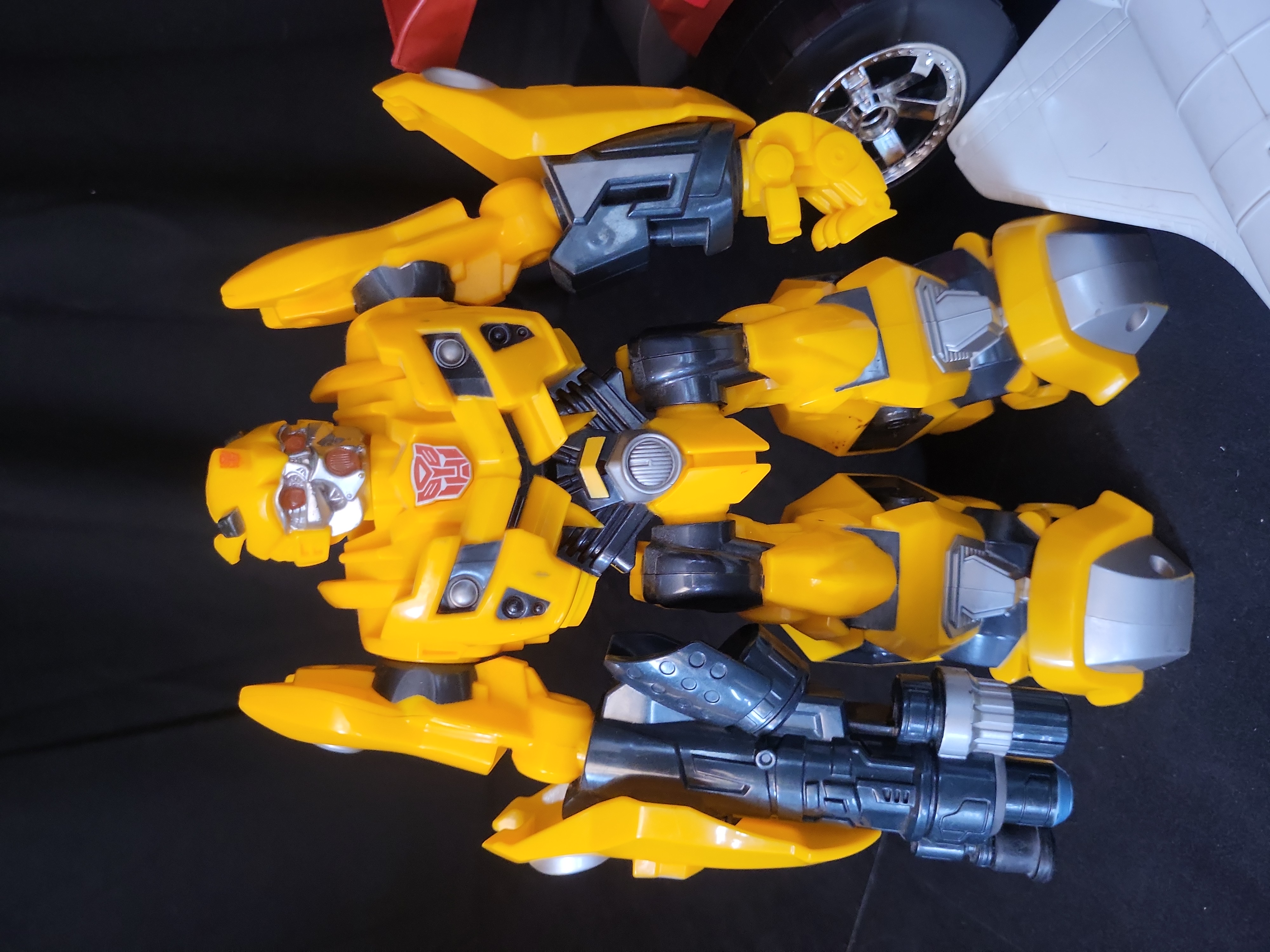 I03513 | A Collection of Transforming Robot Action Figures Including Hasbro Transformers Cybertron Supreme Class Starscream and Movie Bumble